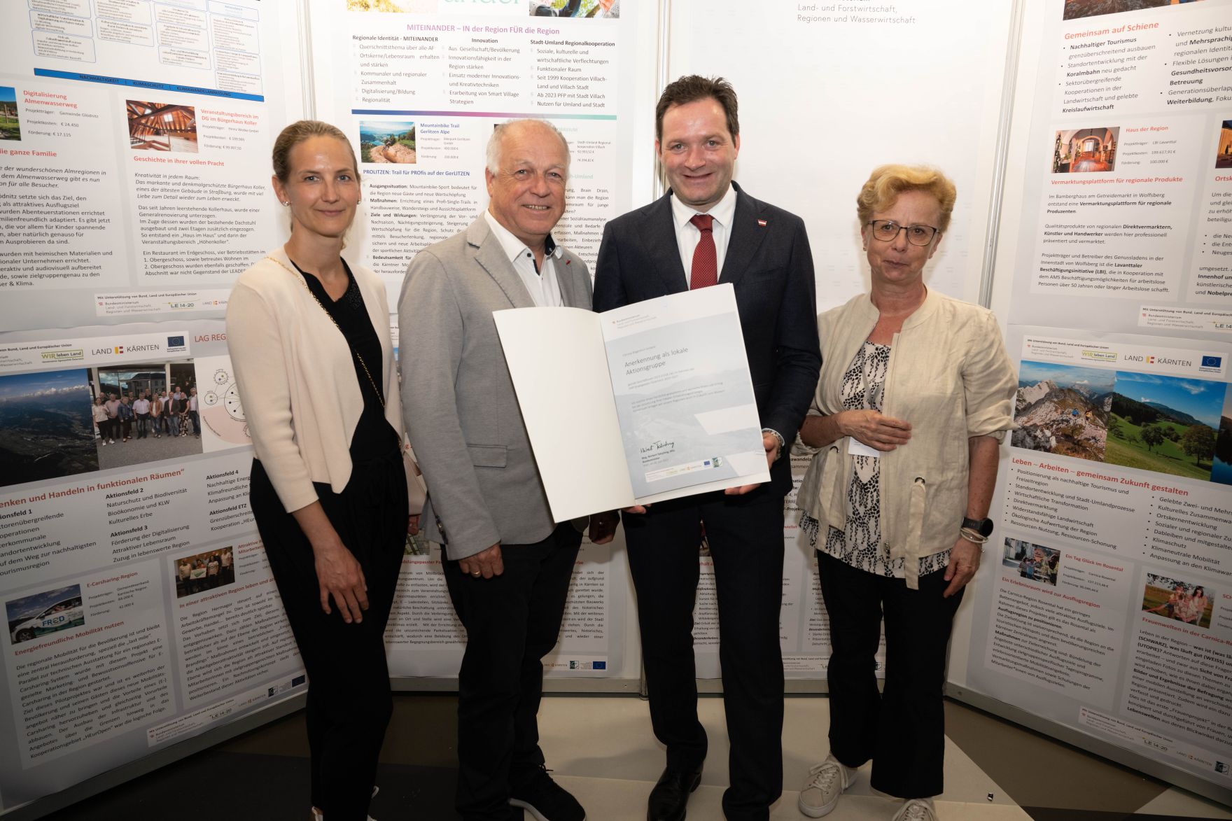 Die Lokale Entwicklungsstrategie (LES) beschreibt, zu welchen Themen die jeweilige LEADER Region in der Periode 2023&ndash;2027 arbeitet, welche Art von Projekten gef&ouml;rdert werden und wie der Modus der Projektf&ouml;rderung abl&auml;uft. Zum Start der neuen Periode wurden 83 LEADER Regionen ausgezeichnet und Herr Bundesminister Norbert Totschnig &uuml;bermittelt die Zertifikate bei der Veranstaltung.