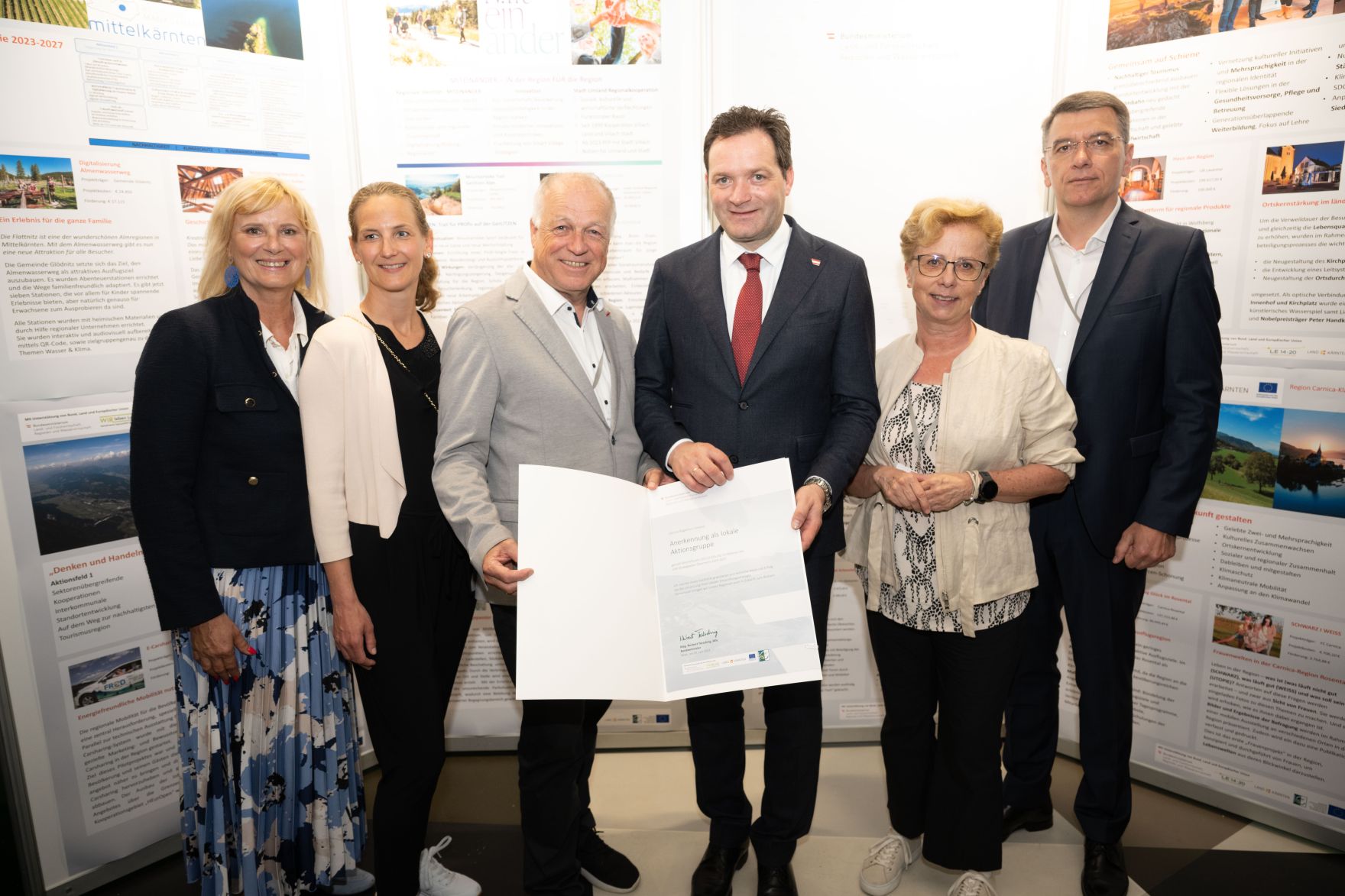 Die Lokale Entwicklungsstrategie (LES) beschreibt, zu welchen Themen die jeweilige LEADER Region in der Periode 2023&ndash;2027 arbeitet, welche Art von Projekten gef&ouml;rdert werden und wie der Modus der Projektf&ouml;rderung abl&auml;uft. Zum Start der neuen Periode wurden 83 LEADER Regionen ausgezeichnet und Herr Bundesminister Norbert Totschnig &uuml;bermittelt die Zertifikate bei der Veranstaltung.