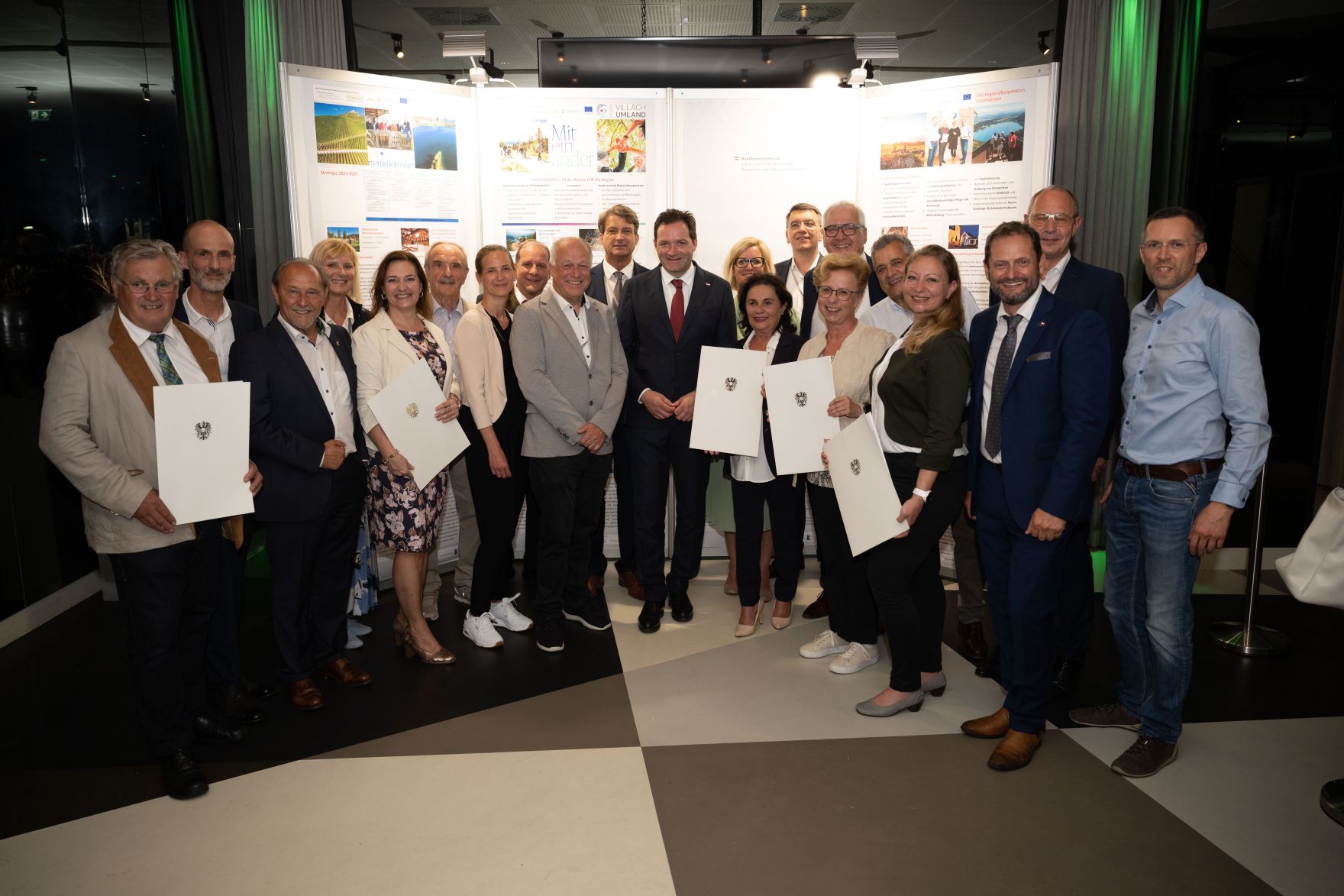 Die Lokale Entwicklungsstrategie (LES) beschreibt, zu welchen Themen die jeweilige LEADER Region in der Periode 2023&ndash;2027 arbeitet, welche Art von Projekten gef&ouml;rdert werden und wie der Modus der Projektf&ouml;rderung abl&auml;uft. Zum Start der neuen Periode wurden 83 LEADER Regionen ausgezeichnet und Herr Bundesminister Norbert Totschnig &uuml;bermittelt die Zertifikate bei der Veranstaltung.