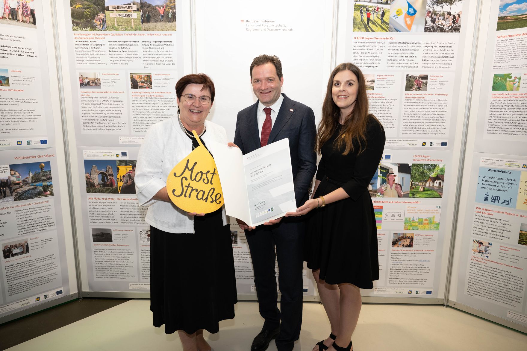 Die Lokale Entwicklungsstrategie (LES) beschreibt, zu welchen Themen die jeweilige LEADER Region in der Periode 2023&ndash;2027 arbeitet, welche Art von Projekten gef&ouml;rdert werden und wie der Modus der Projektf&ouml;rderung abl&auml;uft. Zum Start der neuen Periode wurden 83 LEADER Regionen ausgezeichnet und Herr Bundesminister Norbert Totschnig &uuml;bermittelt die Zertifikate bei der Veranstaltung.