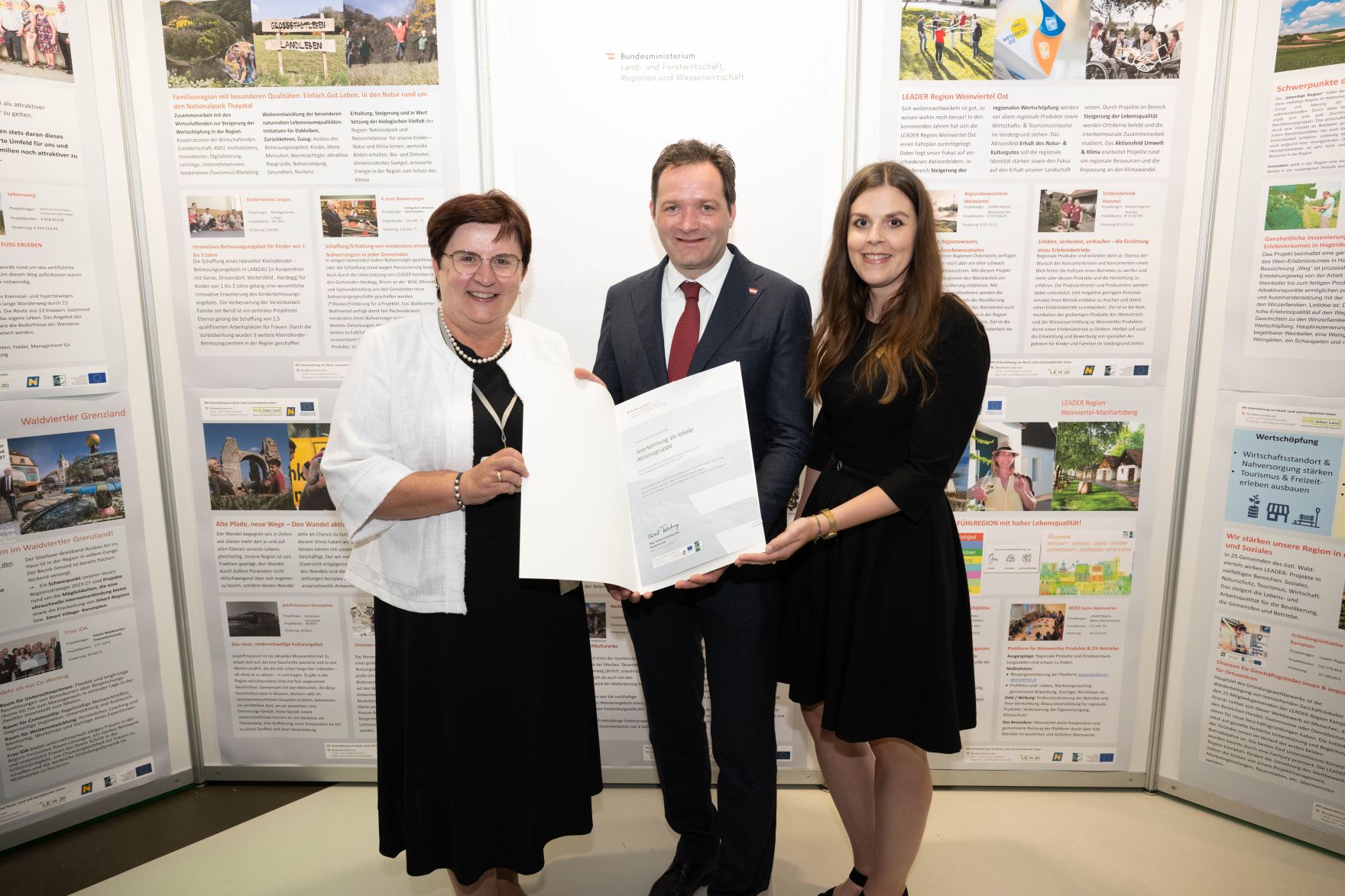 Die Lokale Entwicklungsstrategie (LES) beschreibt, zu welchen Themen die jeweilige LEADER Region in der Periode 2023&ndash;2027 arbeitet, welche Art von Projekten gef&ouml;rdert werden und wie der Modus der Projektf&ouml;rderung abl&auml;uft. Zum Start der neuen Periode wurden 83 LEADER Regionen ausgezeichnet und Herr Bundesminister Norbert Totschnig &uuml;bermittelt die Zertifikate bei der Veranstaltung.