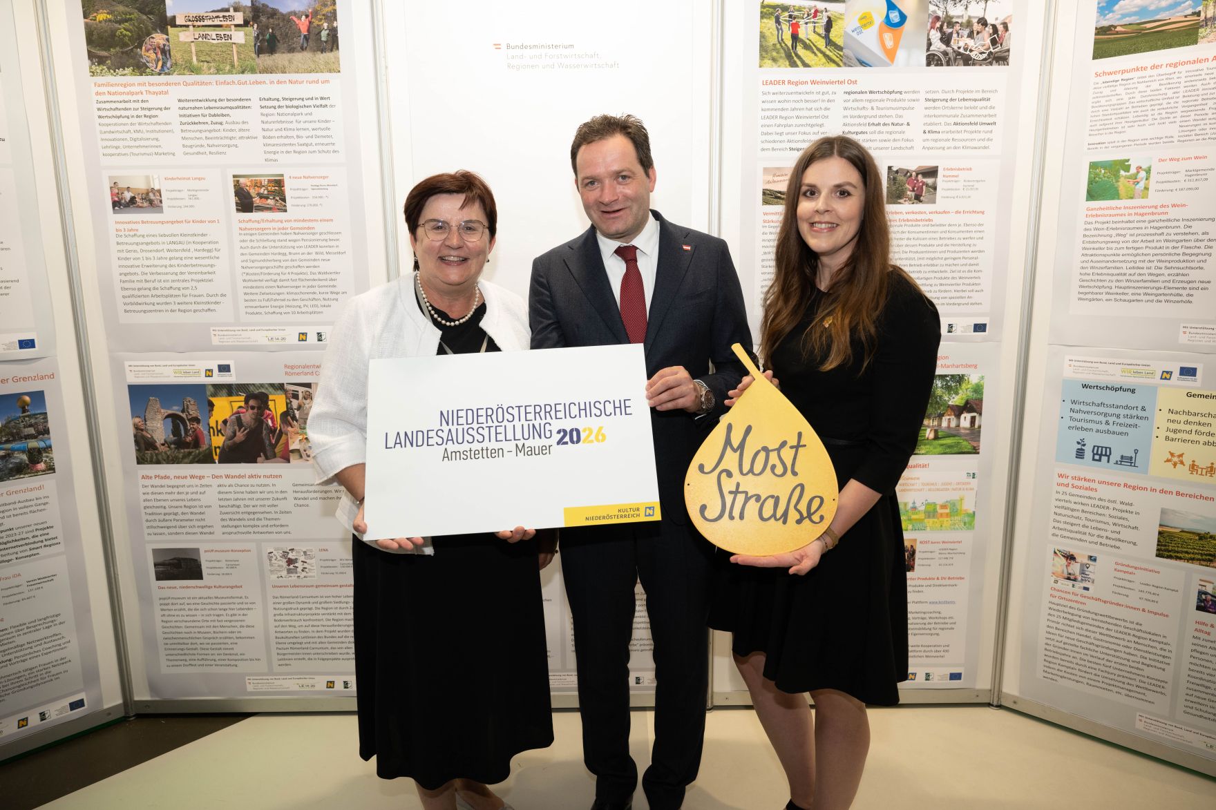 Die Lokale Entwicklungsstrategie (LES) beschreibt, zu welchen Themen die jeweilige LEADER Region in der Periode 2023&ndash;2027 arbeitet, welche Art von Projekten gef&ouml;rdert werden und wie der Modus der Projektf&ouml;rderung abl&auml;uft. Zum Start der neuen Periode wurden 83 LEADER Regionen ausgezeichnet und Herr Bundesminister Norbert Totschnig &uuml;bermittelt die Zertifikate bei der Veranstaltung.