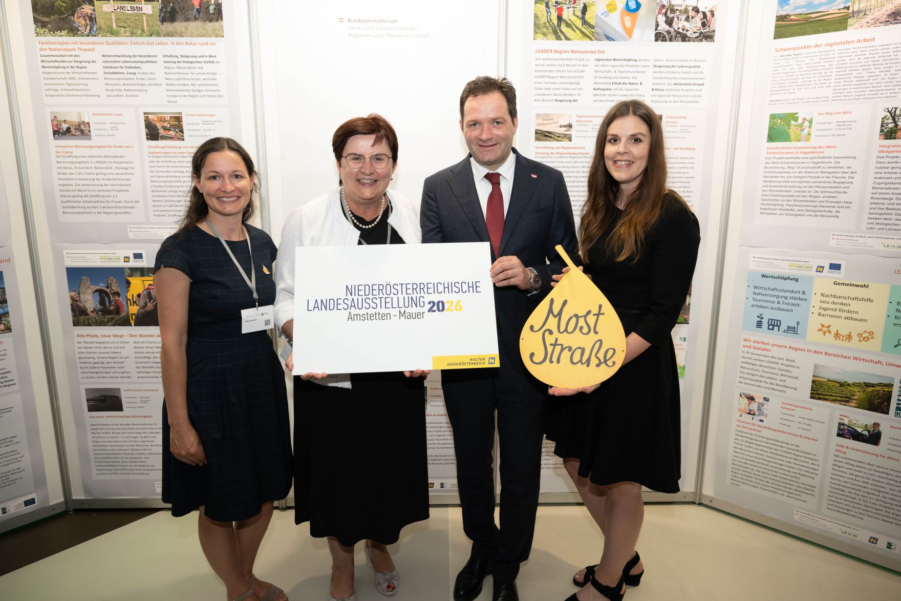 Die Lokale Entwicklungsstrategie (LES) beschreibt, zu welchen Themen die jeweilige LEADER Region in der Periode 2023&ndash;2027 arbeitet, welche Art von Projekten gef&ouml;rdert werden und wie der Modus der Projektf&ouml;rderung abl&auml;uft. Zum Start der neuen Periode wurden 83 LEADER Regionen ausgezeichnet und Herr Bundesminister Norbert Totschnig &uuml;bermittelt die Zertifikate bei der Veranstaltung.