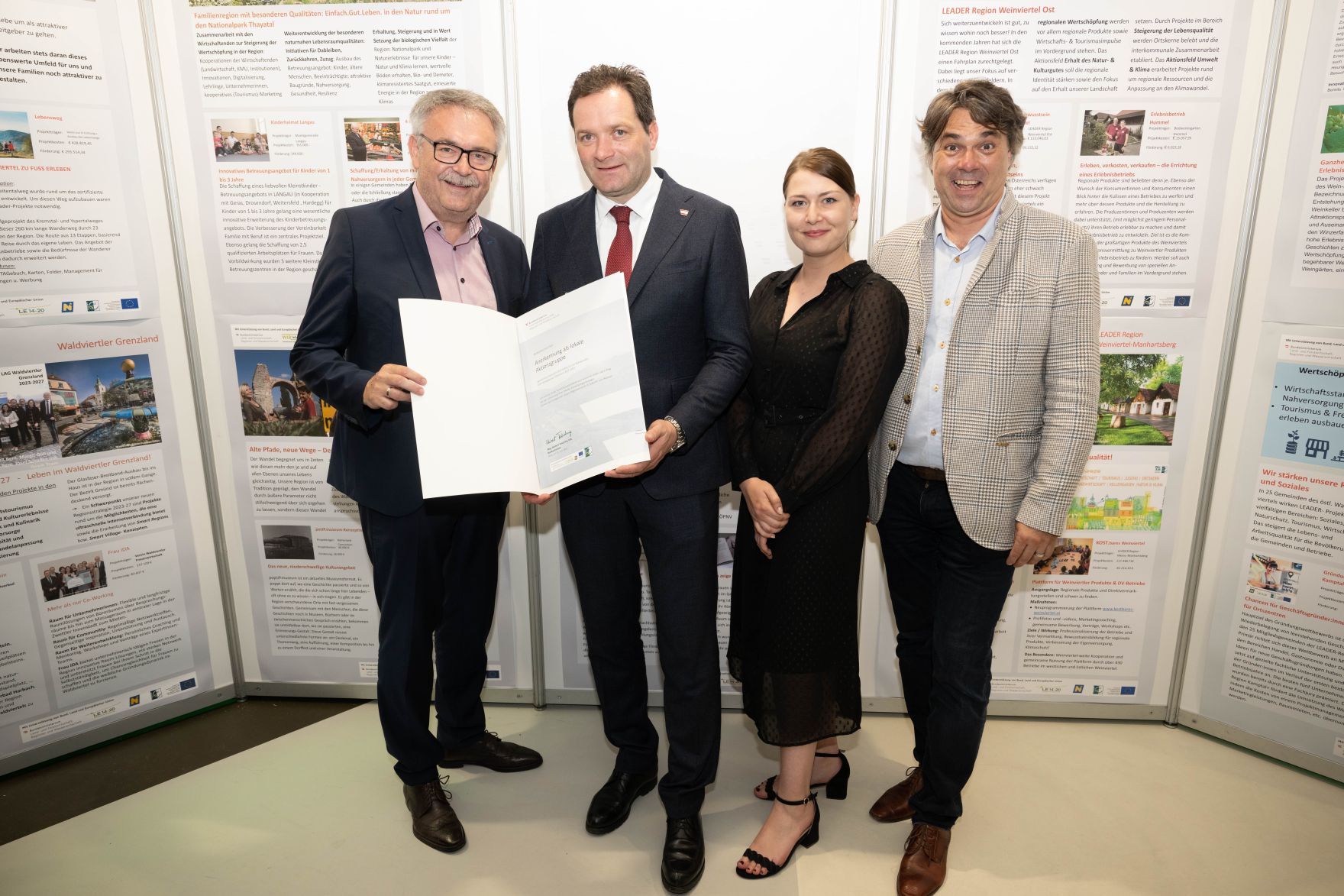 Die Lokale Entwicklungsstrategie (LES) beschreibt, zu welchen Themen die jeweilige LEADER Region in der Periode 2023&ndash;2027 arbeitet, welche Art von Projekten gef&ouml;rdert werden und wie der Modus der Projektf&ouml;rderung abl&auml;uft. Zum Start der neuen Periode wurden 83 LEADER Regionen ausgezeichnet und Herr Bundesminister Norbert Totschnig &uuml;bermittelt die Zertifikate bei der Veranstaltung.