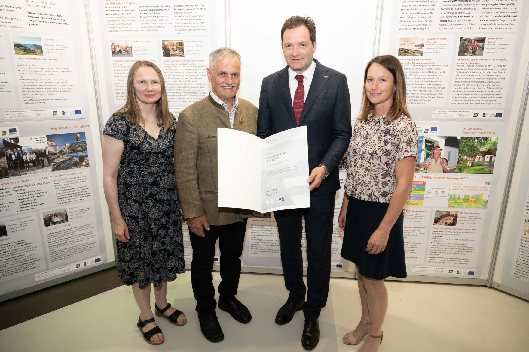Die Lokale Entwicklungsstrategie (LES) beschreibt, zu welchen Themen die jeweilige LEADER Region in der Periode 2023&ndash;2027 arbeitet, welche Art von Projekten gef&ouml;rdert werden und wie der Modus der Projektf&ouml;rderung abl&auml;uft. Zum Start der neuen Periode wurden 83 LEADER Regionen ausgezeichnet und Herr Bundesminister Norbert Totschnig &uuml;bermittelt die Zertifikate bei der Veranstaltung.