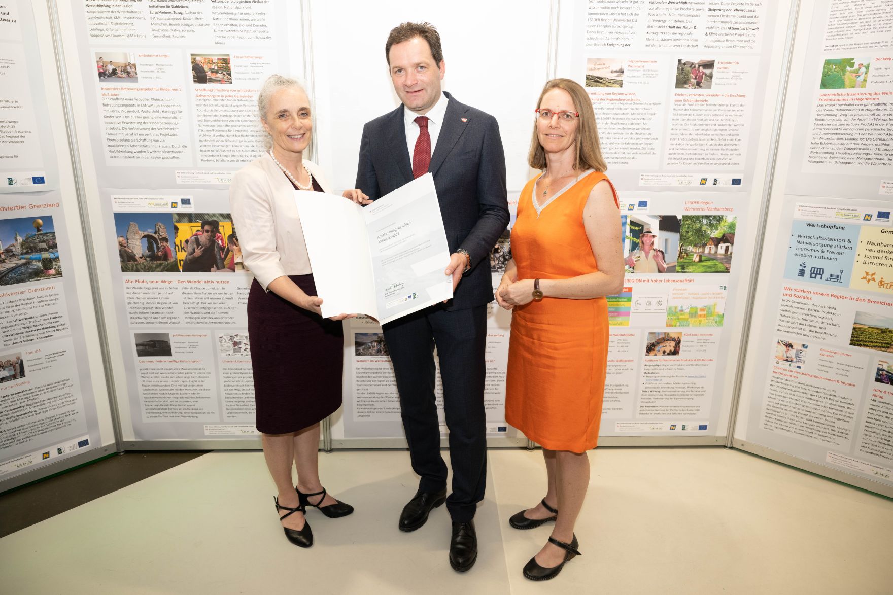 Die Lokale Entwicklungsstrategie (LES) beschreibt, zu welchen Themen die jeweilige LEADER Region in der Periode 2023&ndash;2027 arbeitet, welche Art von Projekten gef&ouml;rdert werden und wie der Modus der Projektf&ouml;rderung abl&auml;uft. Zum Start der neuen Periode wurden 83 LEADER Regionen ausgezeichnet und Herr Bundesminister Norbert Totschnig &uuml;bermittelt die Zertifikate bei der Veranstaltung.