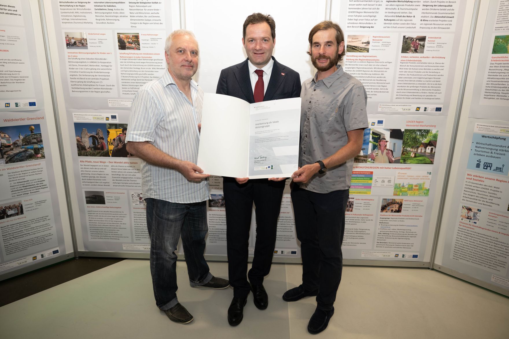 Die Lokale Entwicklungsstrategie (LES) beschreibt, zu welchen Themen die jeweilige LEADER Region in der Periode 2023&ndash;2027 arbeitet, welche Art von Projekten gef&ouml;rdert werden und wie der Modus der Projektf&ouml;rderung abl&auml;uft. Zum Start der neuen Periode wurden 83 LEADER Regionen ausgezeichnet und Herr Bundesminister Norbert Totschnig &uuml;bermittelt die Zertifikate bei der Veranstaltung.