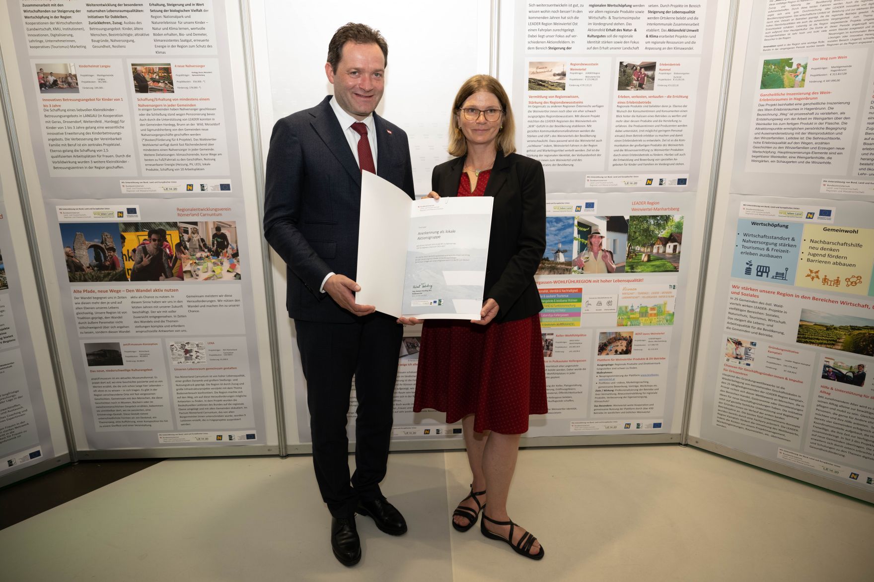 Die Lokale Entwicklungsstrategie (LES) beschreibt, zu welchen Themen die jeweilige LEADER Region in der Periode 2023&ndash;2027 arbeitet, welche Art von Projekten gef&ouml;rdert werden und wie der Modus der Projektf&ouml;rderung abl&auml;uft. Zum Start der neuen Periode wurden 83 LEADER Regionen ausgezeichnet und Herr Bundesminister Norbert Totschnig &uuml;bermittelt die Zertifikate bei der Veranstaltung.