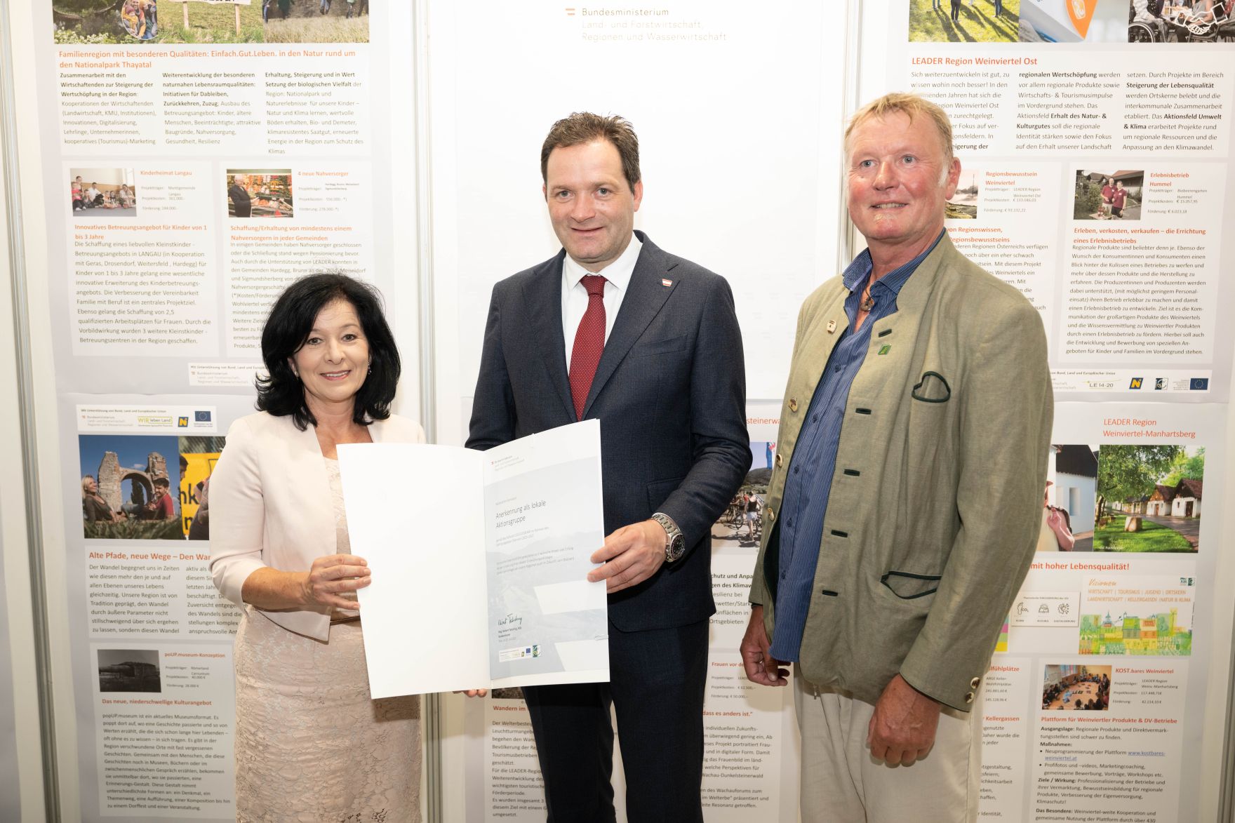 Die Lokale Entwicklungsstrategie (LES) beschreibt, zu welchen Themen die jeweilige LEADER Region in der Periode 2023&ndash;2027 arbeitet, welche Art von Projekten gef&ouml;rdert werden und wie der Modus der Projektf&ouml;rderung abl&auml;uft. Zum Start der neuen Periode wurden 83 LEADER Regionen ausgezeichnet und Herr Bundesminister Norbert Totschnig &uuml;bermittelt die Zertifikate bei der Veranstaltung.