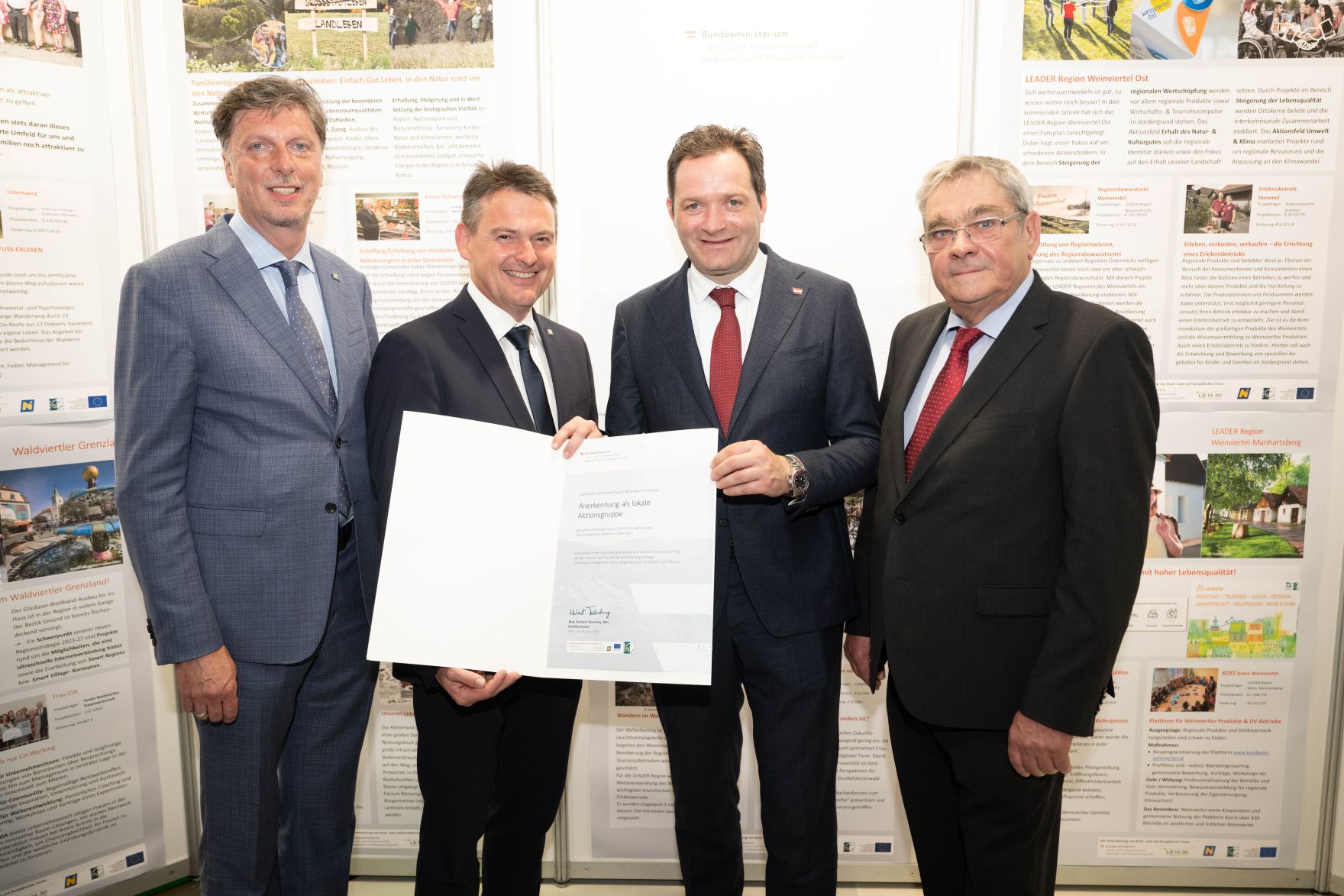 Die Lokale Entwicklungsstrategie (LES) beschreibt, zu welchen Themen die jeweilige LEADER Region in der Periode 2023&ndash;2027 arbeitet, welche Art von Projekten gef&ouml;rdert werden und wie der Modus der Projektf&ouml;rderung abl&auml;uft. Zum Start der neuen Periode wurden 83 LEADER Regionen ausgezeichnet und Herr Bundesminister Norbert Totschnig &uuml;bermittelt die Zertifikate bei der Veranstaltung.