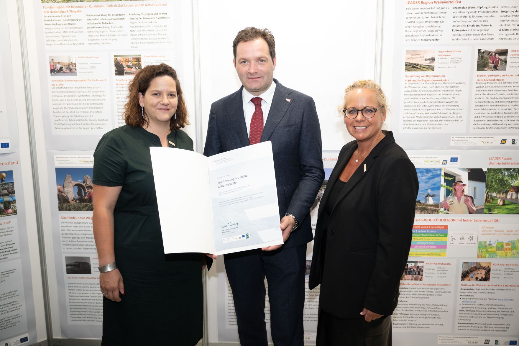 Die Lokale Entwicklungsstrategie (LES) beschreibt, zu welchen Themen die jeweilige LEADER Region in der Periode 2023&ndash;2027 arbeitet, welche Art von Projekten gef&ouml;rdert werden und wie der Modus der Projektf&ouml;rderung abl&auml;uft. Zum Start der neuen Periode wurden 83 LEADER Regionen ausgezeichnet und Herr Bundesminister Norbert Totschnig &uuml;bermittelt die Zertifikate bei der Veranstaltung.