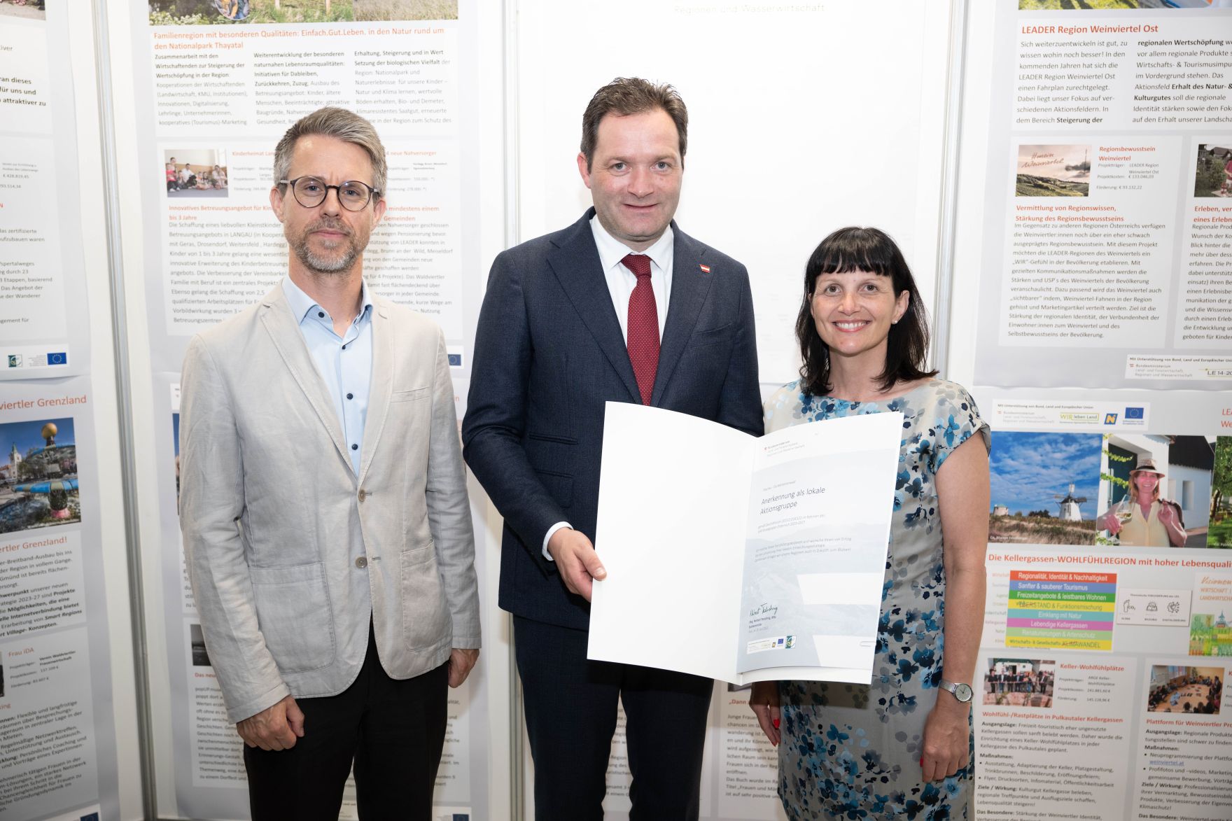 Die Lokale Entwicklungsstrategie (LES) beschreibt, zu welchen Themen die jeweilige LEADER Region in der Periode 2023&ndash;2027 arbeitet, welche Art von Projekten gef&ouml;rdert werden und wie der Modus der Projektf&ouml;rderung abl&auml;uft. Zum Start der neuen Periode wurden 83 LEADER Regionen ausgezeichnet und Herr Bundesminister Norbert Totschnig &uuml;bermittelt die Zertifikate bei der Veranstaltung.