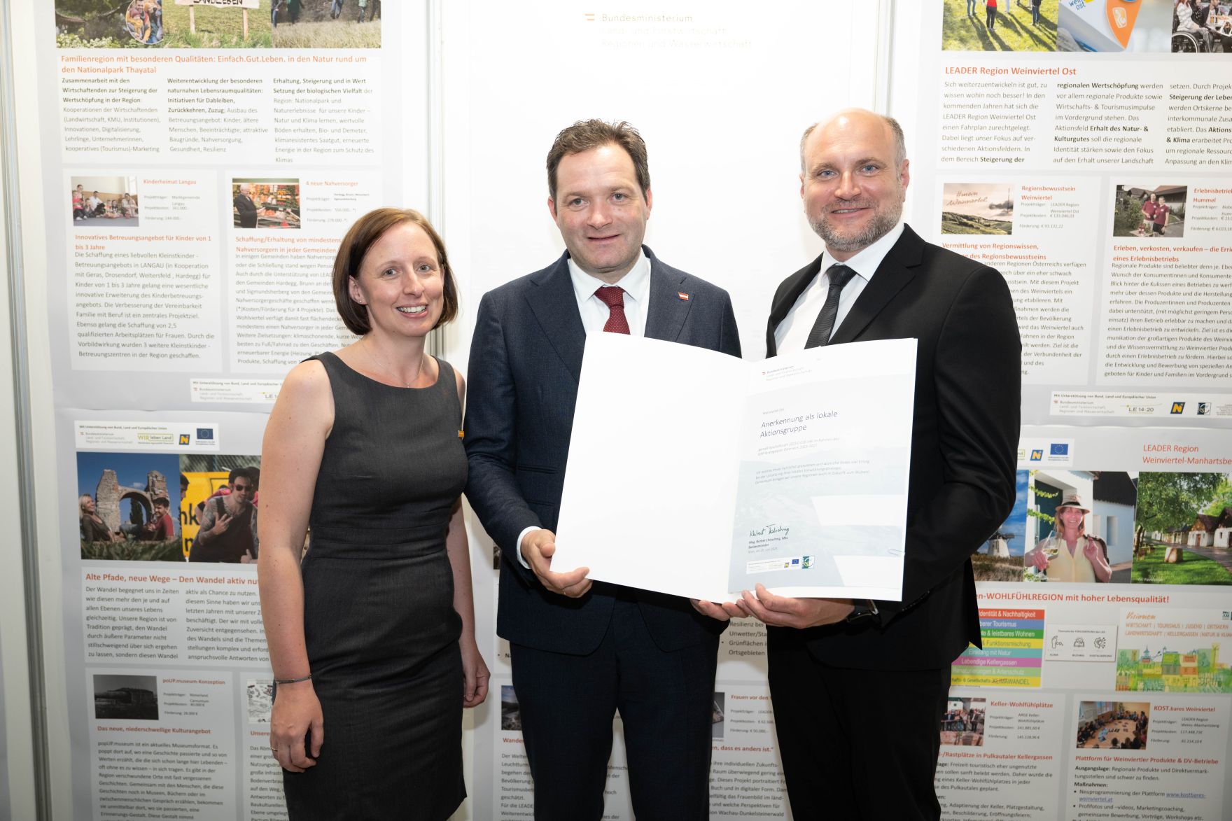 Die Lokale Entwicklungsstrategie (LES) beschreibt, zu welchen Themen die jeweilige LEADER Region in der Periode 2023&ndash;2027 arbeitet, welche Art von Projekten gef&ouml;rdert werden und wie der Modus der Projektf&ouml;rderung abl&auml;uft. Zum Start der neuen Periode wurden 83 LEADER Regionen ausgezeichnet und Herr Bundesminister Norbert Totschnig &uuml;bermittelt die Zertifikate bei der Veranstaltung.