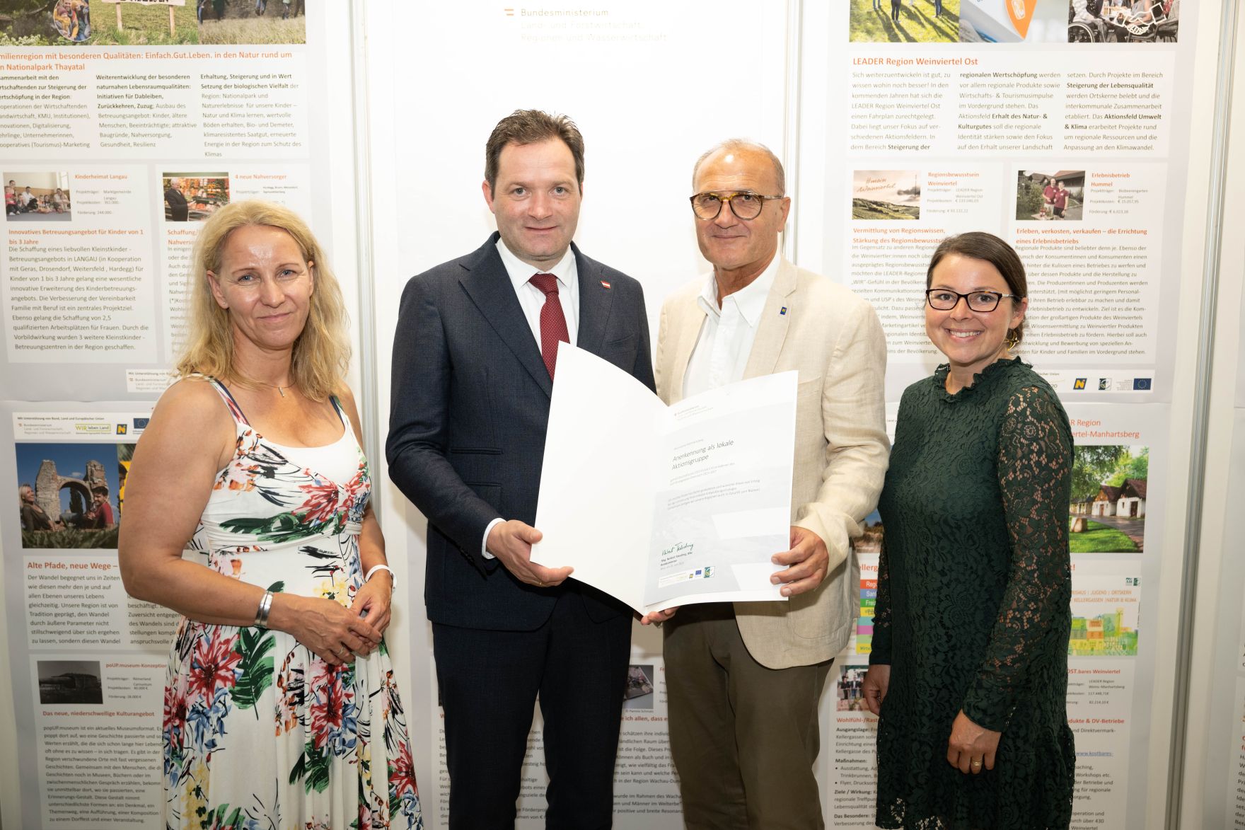 Die Lokale Entwicklungsstrategie (LES) beschreibt, zu welchen Themen die jeweilige LEADER Region in der Periode 2023&ndash;2027 arbeitet, welche Art von Projekten gef&ouml;rdert werden und wie der Modus der Projektf&ouml;rderung abl&auml;uft. Zum Start der neuen Periode wurden 83 LEADER Regionen ausgezeichnet und Herr Bundesminister Norbert Totschnig &uuml;bermittelt die Zertifikate bei der Veranstaltung.