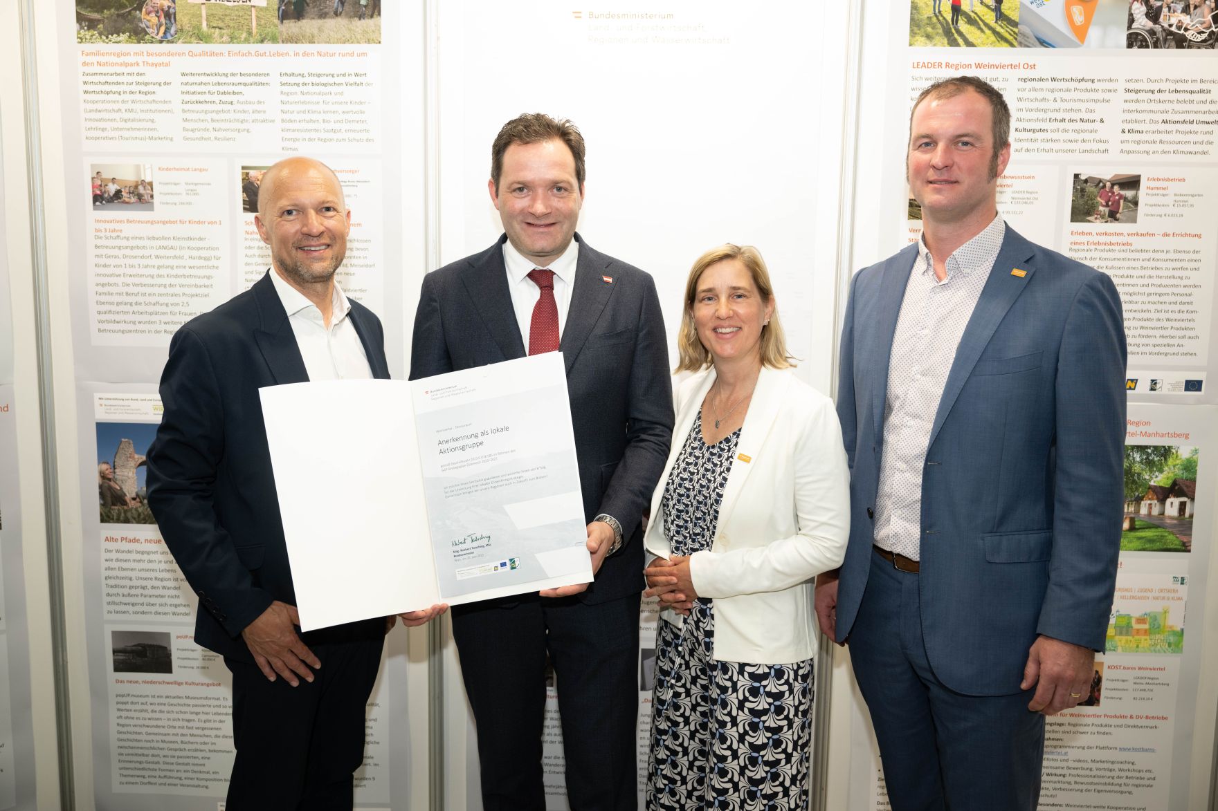 Die Lokale Entwicklungsstrategie (LES) beschreibt, zu welchen Themen die jeweilige LEADER Region in der Periode 2023&ndash;2027 arbeitet, welche Art von Projekten gef&ouml;rdert werden und wie der Modus der Projektf&ouml;rderung abl&auml;uft. Zum Start der neuen Periode wurden 83 LEADER Regionen ausgezeichnet und Herr Bundesminister Norbert Totschnig &uuml;bermittelt die Zertifikate bei der Veranstaltung.