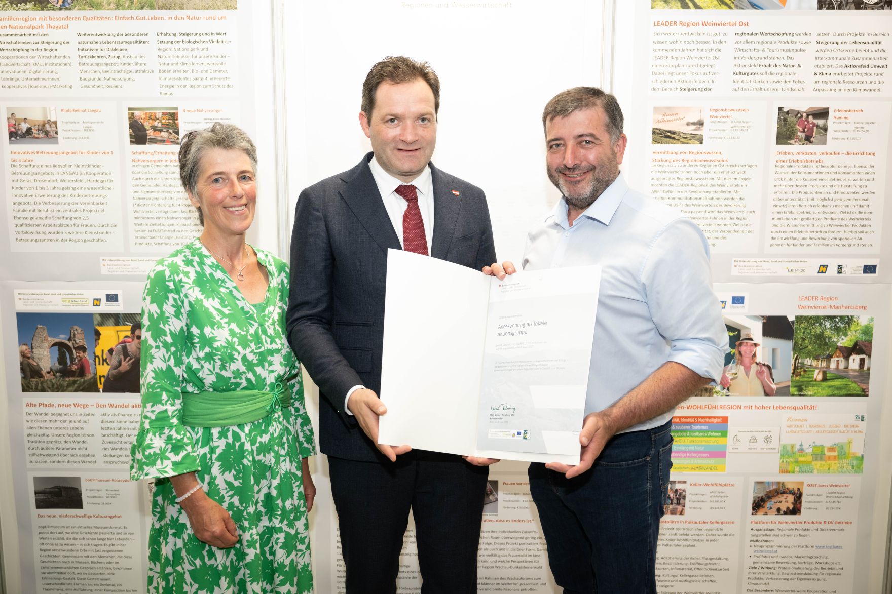 Die Lokale Entwicklungsstrategie (LES) beschreibt, zu welchen Themen die jeweilige LEADER Region in der Periode 2023&ndash;2027 arbeitet, welche Art von Projekten gef&ouml;rdert werden und wie der Modus der Projektf&ouml;rderung abl&auml;uft. Zum Start der neuen Periode wurden 83 LEADER Regionen ausgezeichnet und Herr Bundesminister Norbert Totschnig &uuml;bermittelt die Zertifikate bei der Veranstaltung.