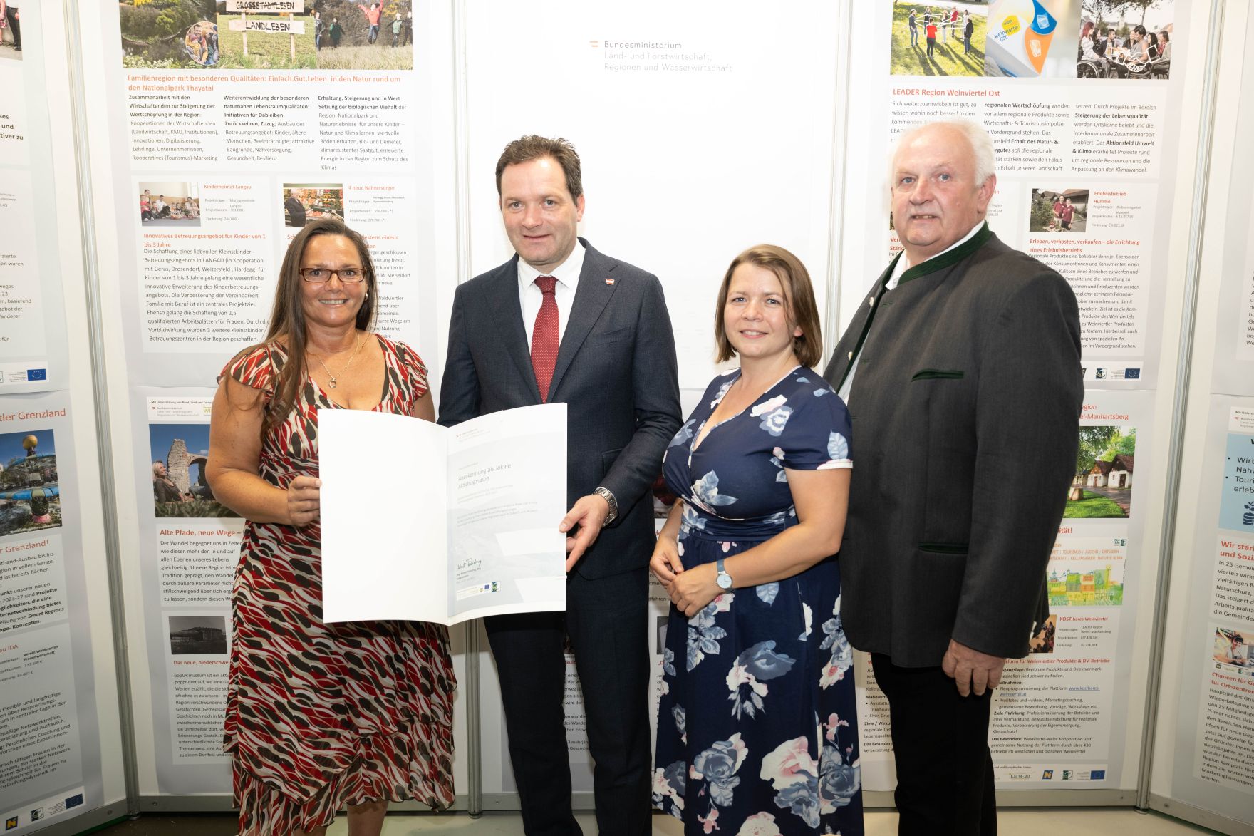 Die Lokale Entwicklungsstrategie (LES) beschreibt, zu welchen Themen die jeweilige LEADER Region in der Periode 2023&ndash;2027 arbeitet, welche Art von Projekten gef&ouml;rdert werden und wie der Modus der Projektf&ouml;rderung abl&auml;uft. Zum Start der neuen Periode wurden 83 LEADER Regionen ausgezeichnet und Herr Bundesminister Norbert Totschnig &uuml;bermittelt die Zertifikate bei der Veranstaltung.