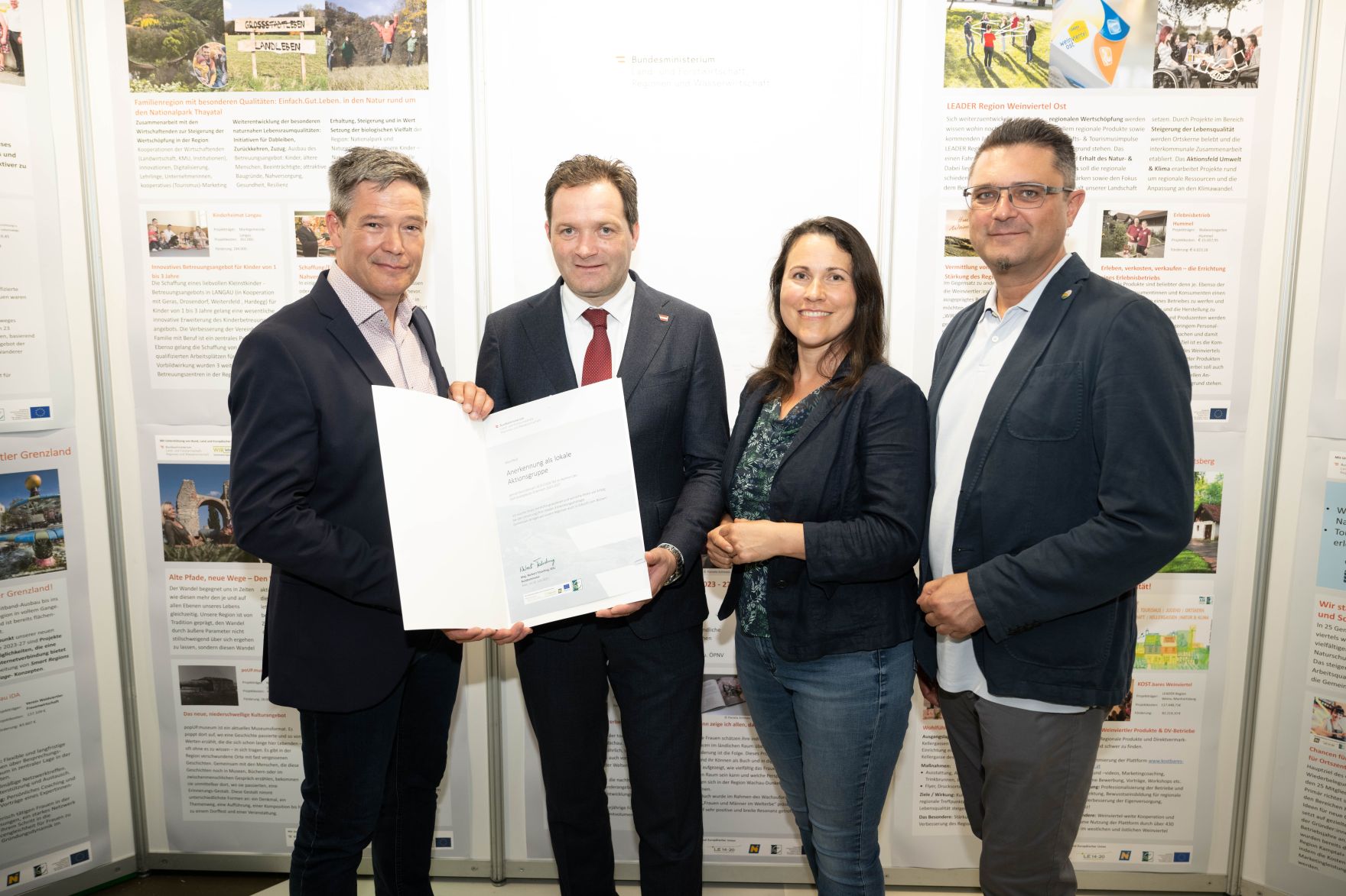 Die Lokale Entwicklungsstrategie (LES) beschreibt, zu welchen Themen die jeweilige LEADER Region in der Periode 2023&ndash;2027 arbeitet, welche Art von Projekten gef&ouml;rdert werden und wie der Modus der Projektf&ouml;rderung abl&auml;uft. Zum Start der neuen Periode wurden 83 LEADER Regionen ausgezeichnet und Herr Bundesminister Norbert Totschnig &uuml;bermittelt die Zertifikate bei der Veranstaltung.