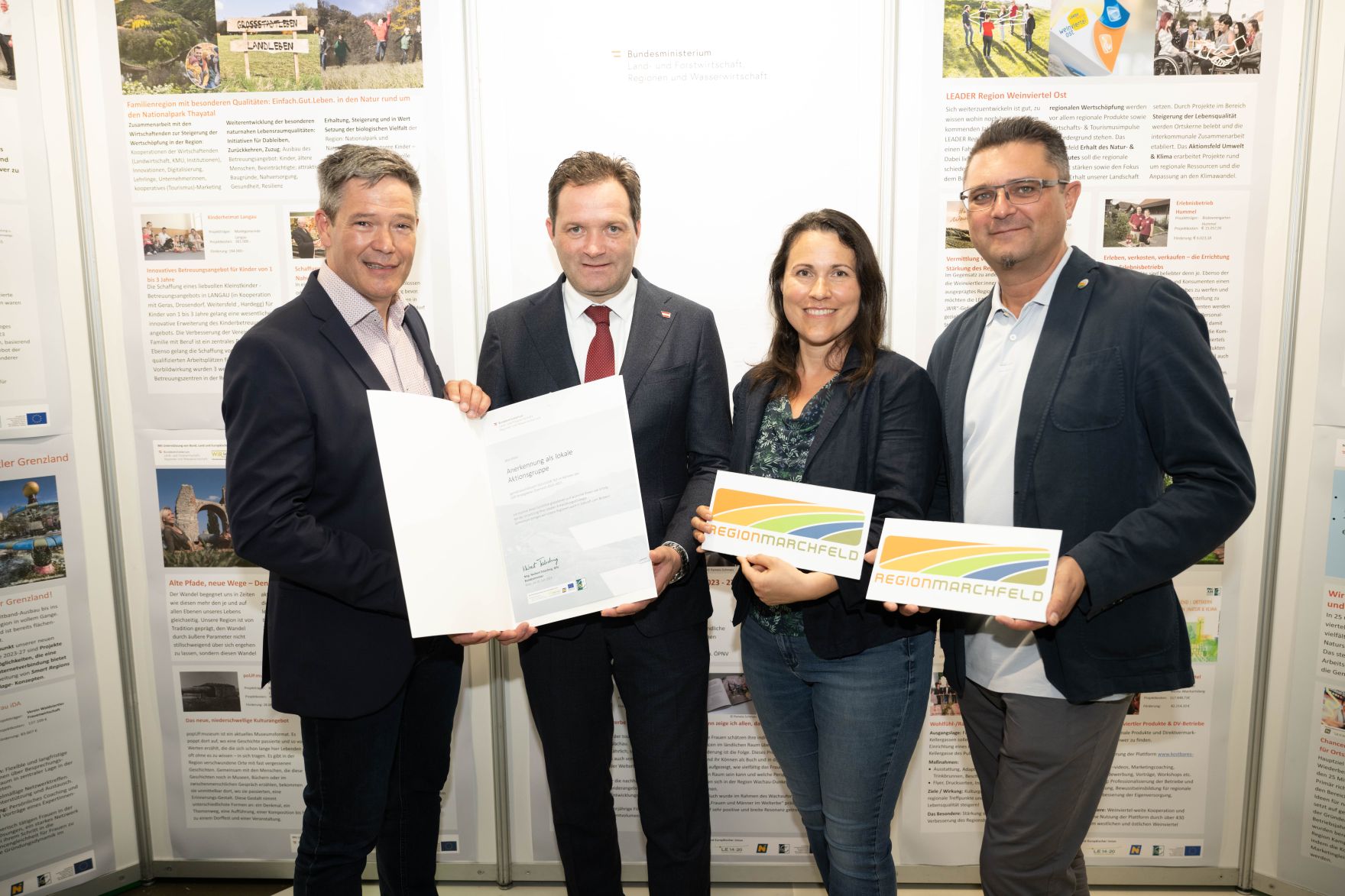 Die Lokale Entwicklungsstrategie (LES) beschreibt, zu welchen Themen die jeweilige LEADER Region in der Periode 2023&ndash;2027 arbeitet, welche Art von Projekten gef&ouml;rdert werden und wie der Modus der Projektf&ouml;rderung abl&auml;uft. Zum Start der neuen Periode wurden 83 LEADER Regionen ausgezeichnet und Herr Bundesminister Norbert Totschnig &uuml;bermittelt die Zertifikate bei der Veranstaltung.