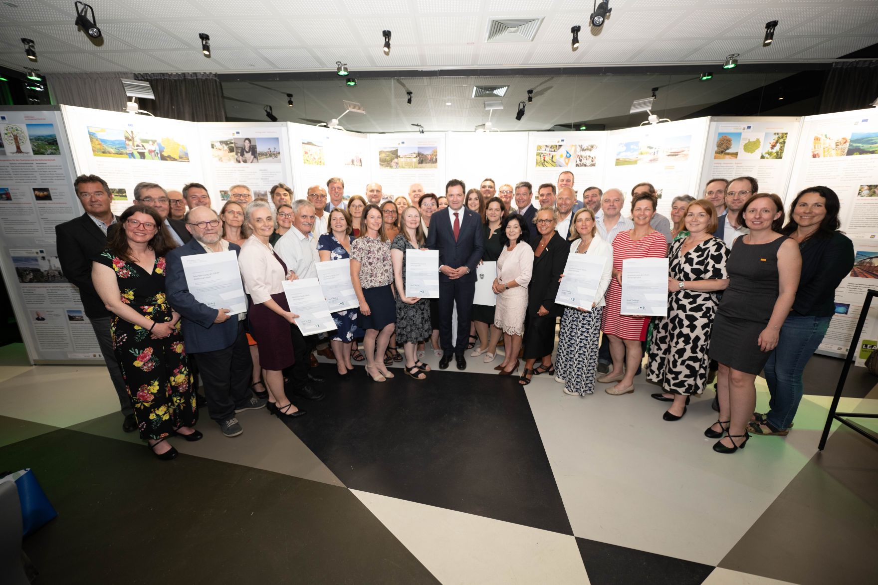 Die Lokale Entwicklungsstrategie (LES) beschreibt, zu welchen Themen die jeweilige LEADER Region in der Periode 2023&ndash;2027 arbeitet, welche Art von Projekten gef&ouml;rdert werden und wie der Modus der Projektf&ouml;rderung abl&auml;uft. Zum Start der neuen Periode wurden 83 LEADER Regionen ausgezeichnet und Herr Bundesminister Norbert Totschnig &uuml;bermittelt die Zertifikate bei der Veranstaltung.