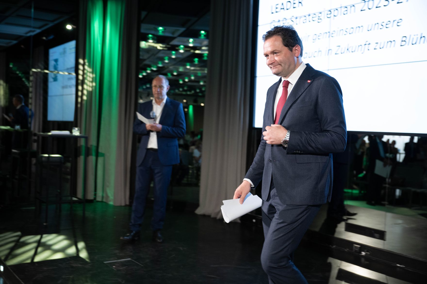 Die Lokale Entwicklungsstrategie (LES) beschreibt, zu welchen Themen die jeweilige LEADER Region in der Periode 2023&ndash;2027 arbeitet, welche Art von Projekten gef&ouml;rdert werden und wie der Modus der Projektf&ouml;rderung abl&auml;uft. Zum Start der neuen Periode wurden 83 LEADER Regionen ausgezeichnet und Herr Bundesminister Norbert Totschnig &uuml;bermittelt die Zertifikate bei der Veranstaltung.