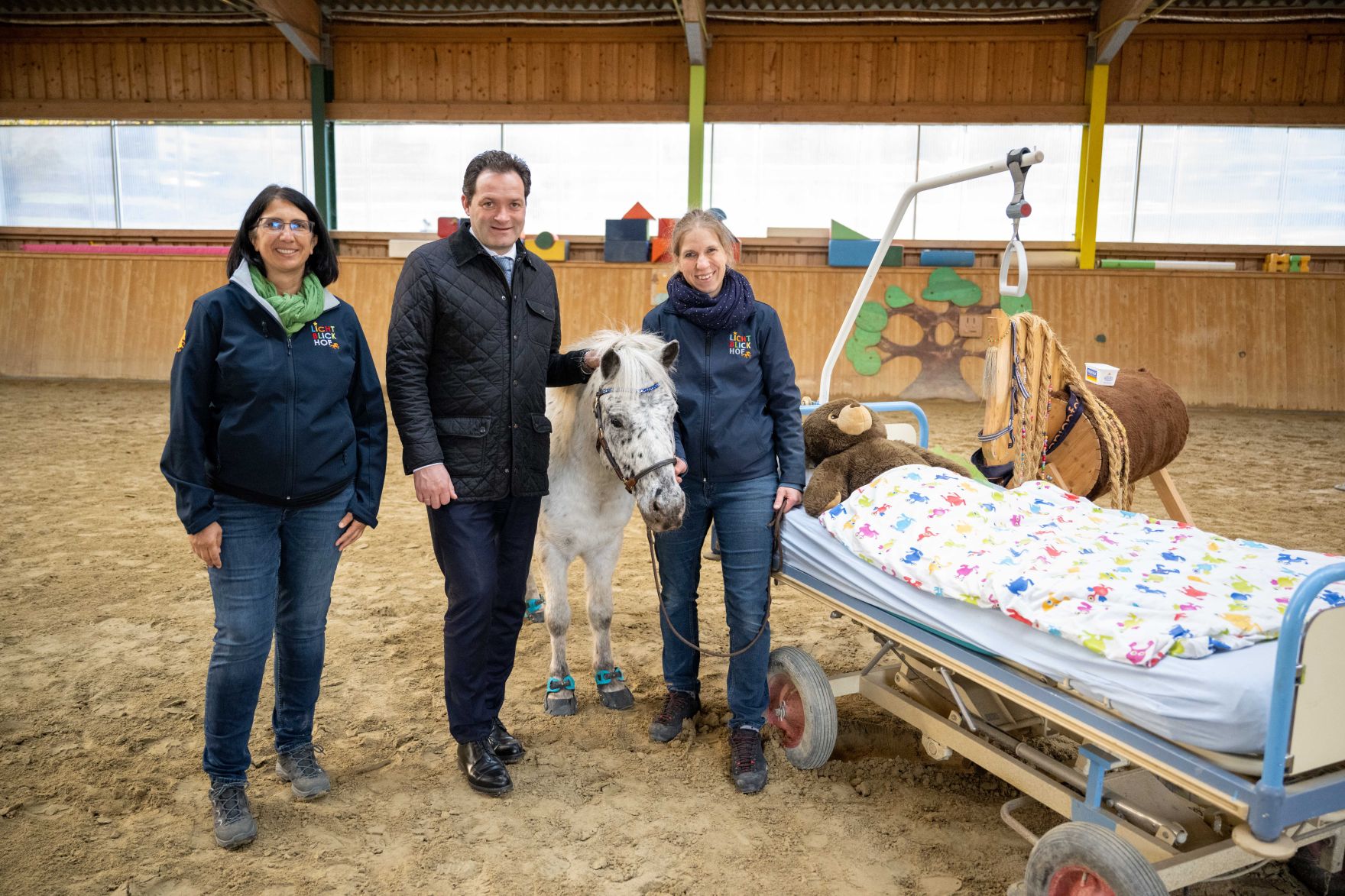 Herr Bundesminister Norbert Totschnig besuchte das Kinderhospitz Lichtblickhof in Wien. Das Hospitz setzt auf eine Pferdetherapie bei der die Kinder mit den Pferden agieren und spielen k&ouml;nnen.