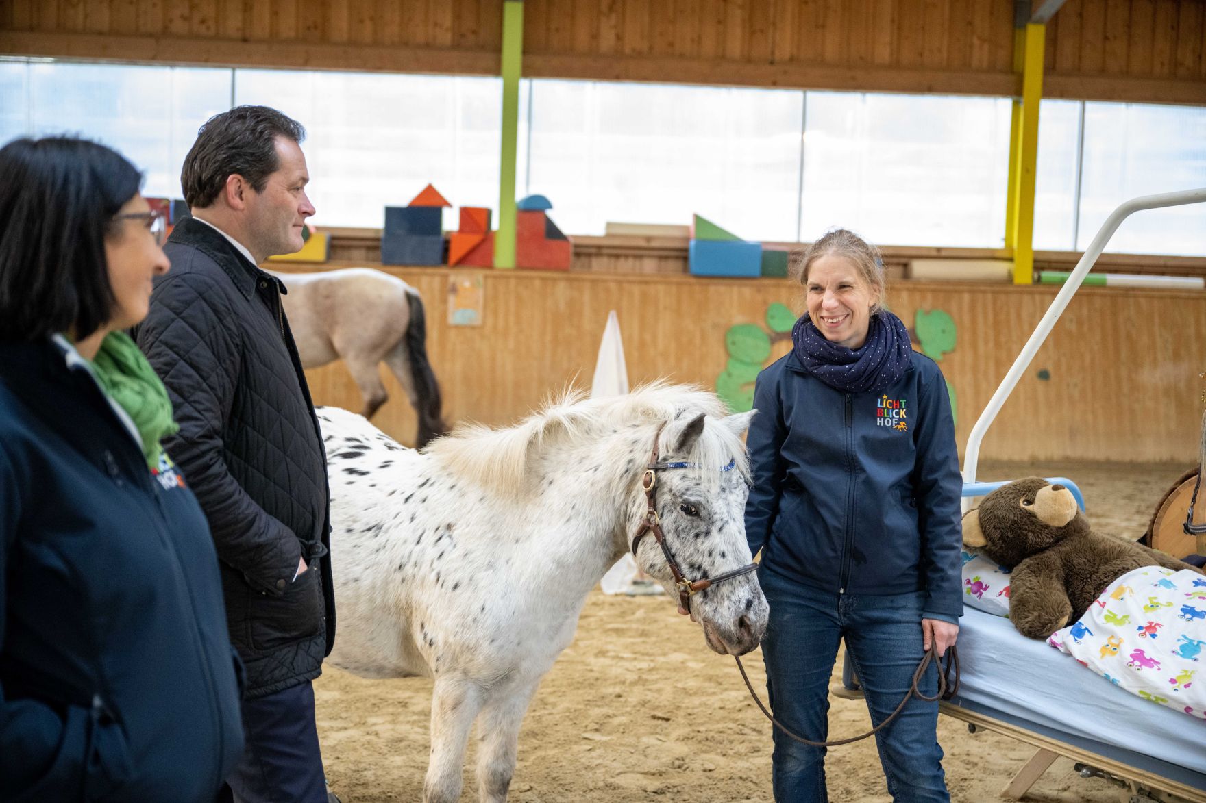 RHP_7406.jpg Herr Bundesminister Norbert Totschnig besuchte das Kinderhospitz Lichtblickhof in Wien. Das Hospitz setzt auf eine Pferdetherapie bei der die Kinder mit den Pferden agieren und spielen können.