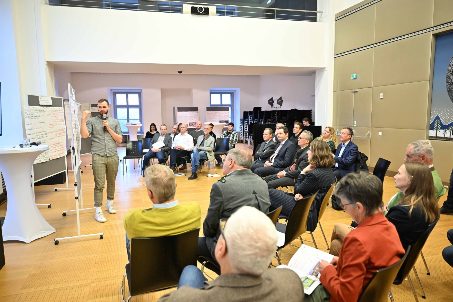 RHP_1066.jpg Im Rahmen der RegionIMpuls-Tour besuchte Herr Bundesminister Norbert Totschnig die HBLFA Francisco Josephinum in Wieselburg in Niederösterreich.