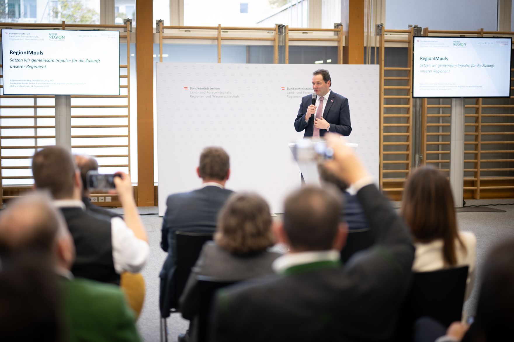 PGP_4970b.jpg Im Rahmen der RegionIMpuls-Tour besuchte Herr Bundesminister Norbert Totschnig die HLA und HBLA Bruck in der Steiermark.