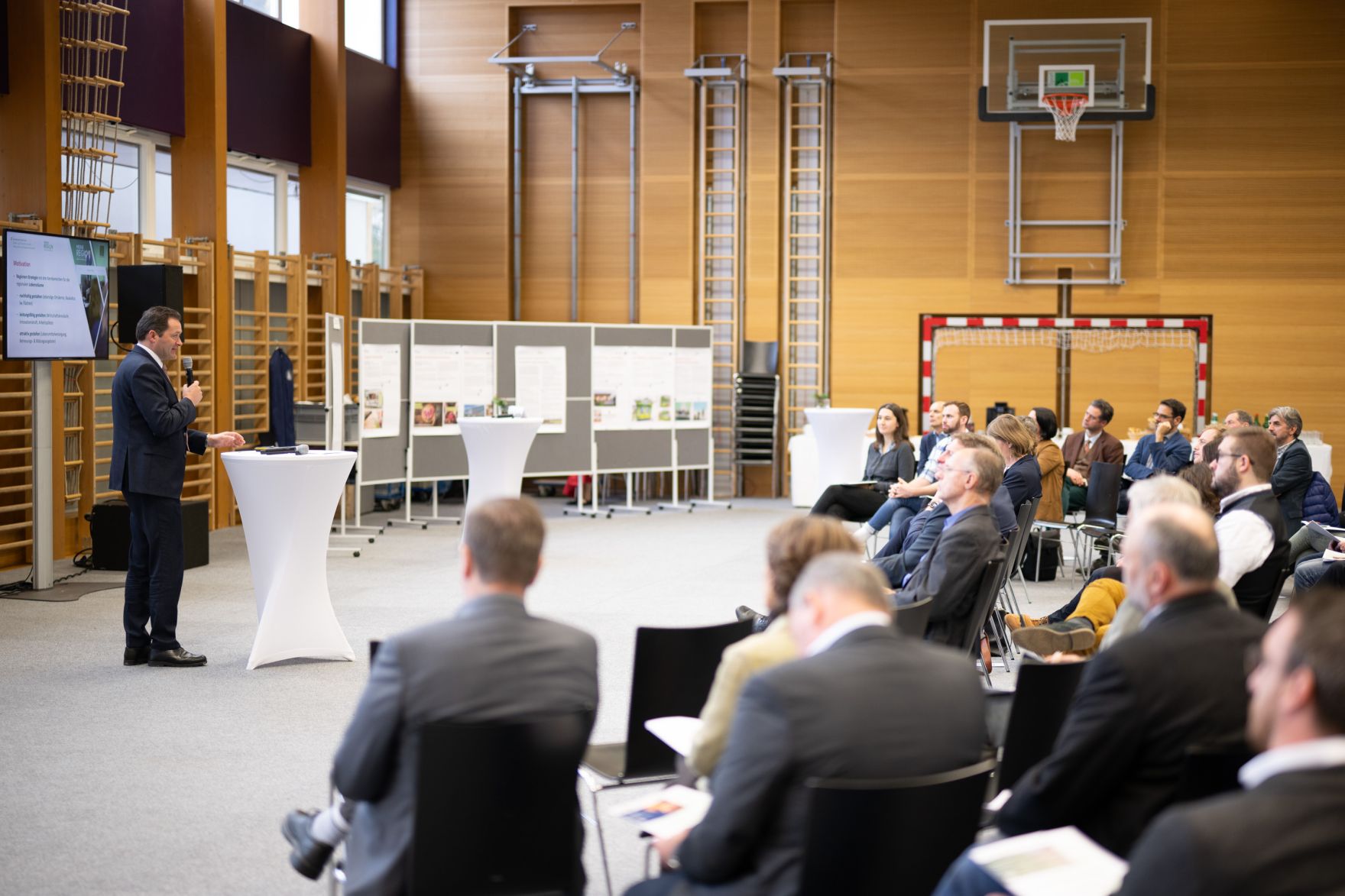 PGP_4991b.jpg Im Rahmen der RegionIMpuls-Tour besuchte Herr Bundesminister Norbert Totschnig die HLA und HBLA Bruck in der Steiermark.