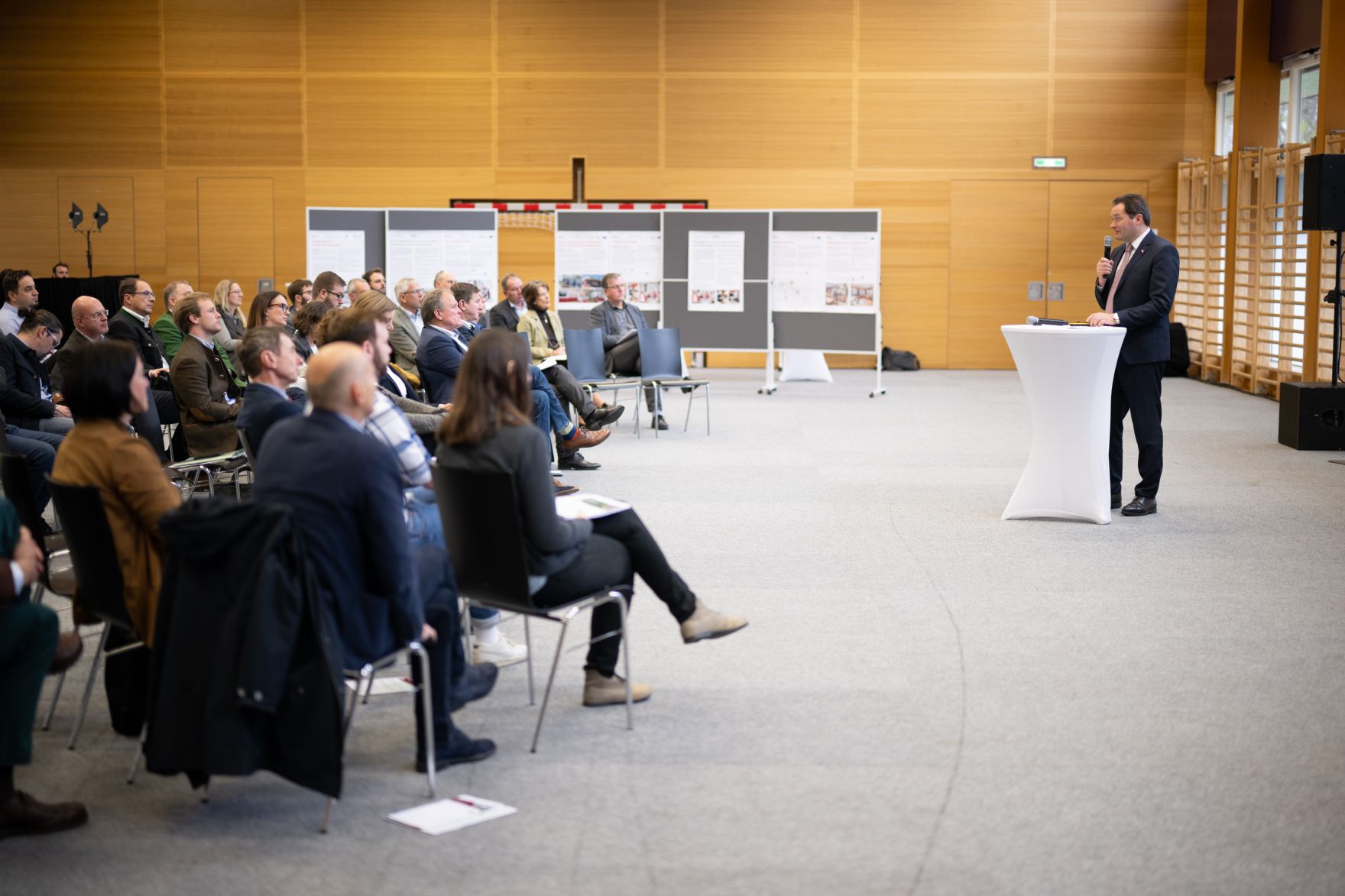 PGP_4995b.jpg Im Rahmen der RegionIMpuls-Tour besuchte Herr Bundesminister Norbert Totschnig die HLA und HBLA Bruck in der Steiermark.