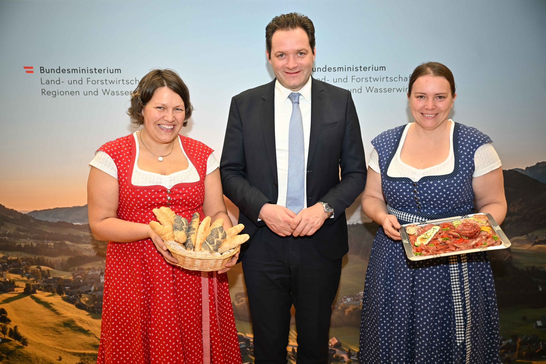 RHP_4083.jpg Als letzte Station der RegionIMpuls-Tour besuchte Herr Bundesminister Totschnig die HBLA St. Florian Fernbach in Oberösterreich.