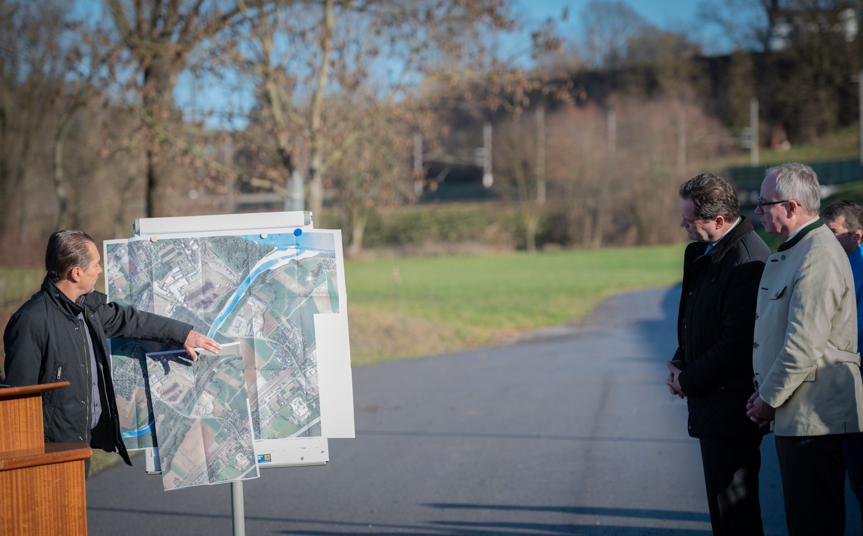 PGP_8222.jpg Die naturnahe Weiterentwicklung von Flussläufen ist zentral. Als Vorzeigebeispiel gilt die Ökologisierung der Ybbs in Niederösterreich. Landwirtschaftsminister Norbert Totschnig und LH-Stellvertreter Stephan Pernkopf eröffneten am 14.01.2023 den ersten Bauabschnitt in Sarling.