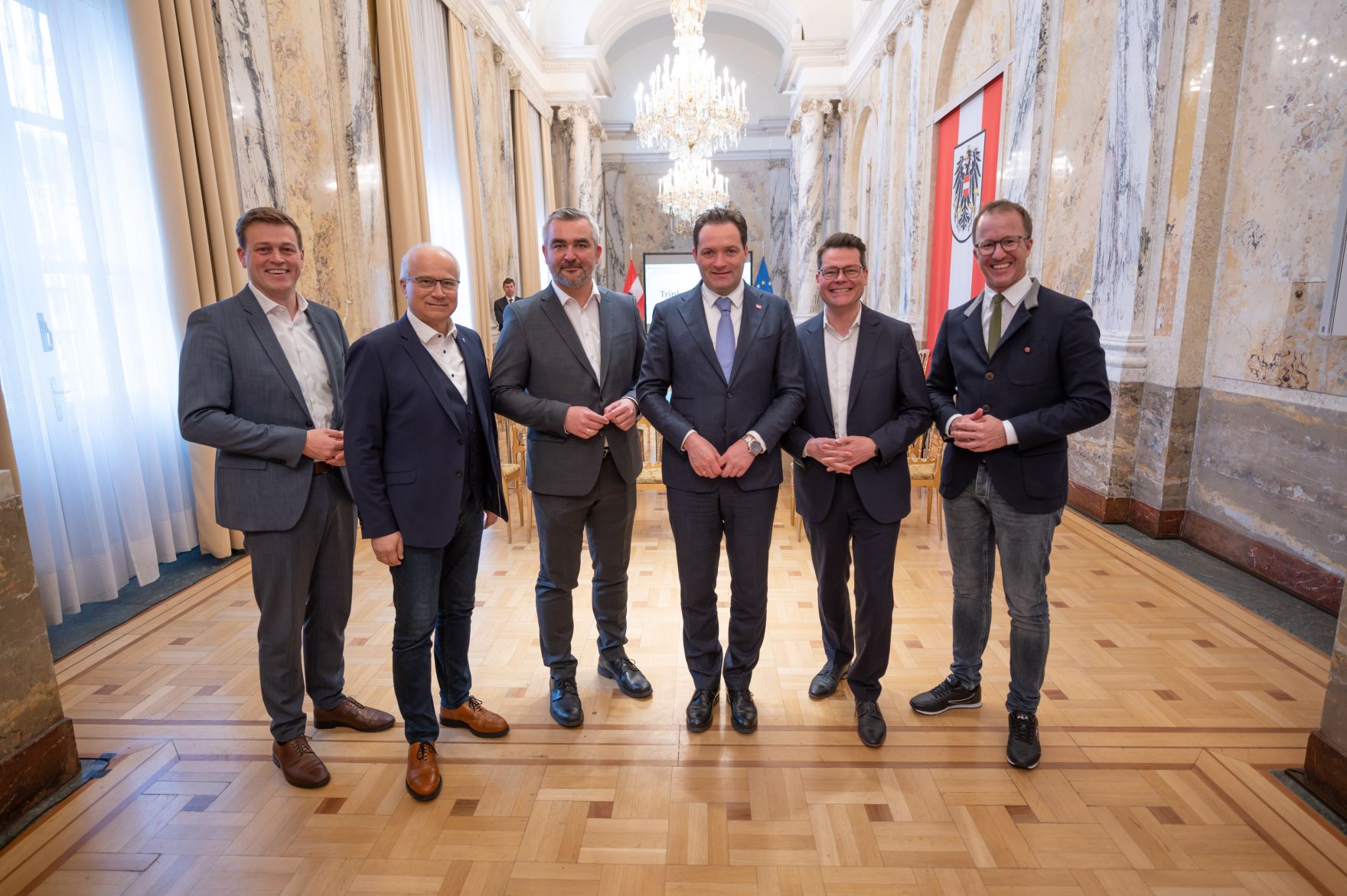 RHP_2774.jpg Bundesminister Norbert Totschnig lud am Mittwoch alle Bundesländer zu einem gemeinsamen Trinkwassergipfel. Ziel des Gipfels war die Ausarbeitung eines Vorsorge- und Notfallplans und gemeinsamer Maßnahmen zur Sicherstellung der Trinkwasserversorgung.