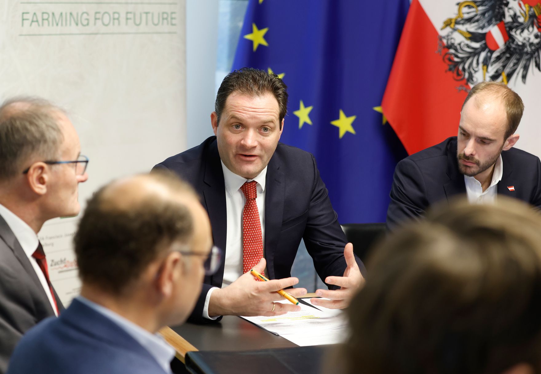 Landwirtschaftsminister Norbert Totschnig und Digitalisierungsstaatssekret&auml;r Florian Tursky stellten am 16. November 2023 den Aktionsplan &bdquo;Smart Farming&ldquo; vor.