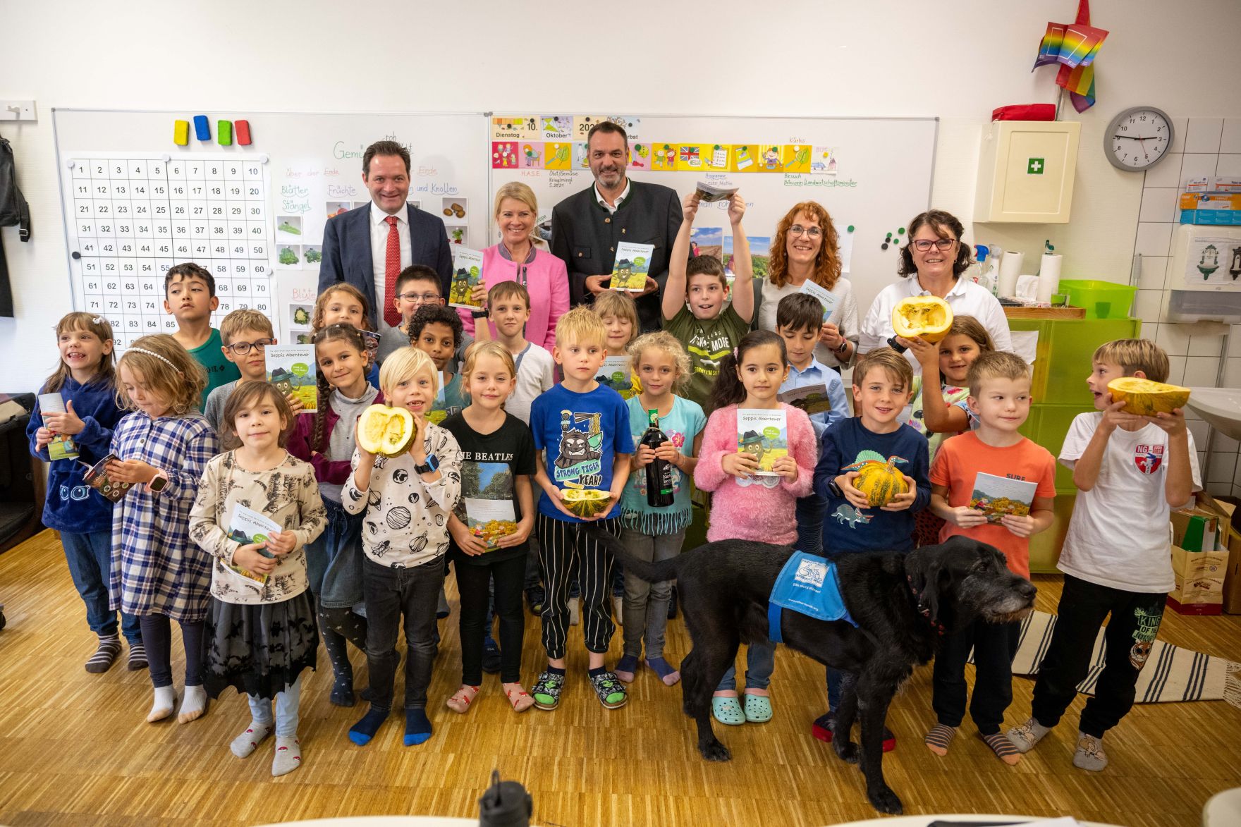 RHP_2017.jpg Geprüfte Bildungsmaterialen zu Landwirtschaft, Lebensmittel, Wald und Wasser: Landwirtschaftsminister Norbert Totschnig und Bundesbäuerin Irene Neumann-Hartberger stellten in der Ganztagsvolksschule die neue Plattform Landwissen.at vor.