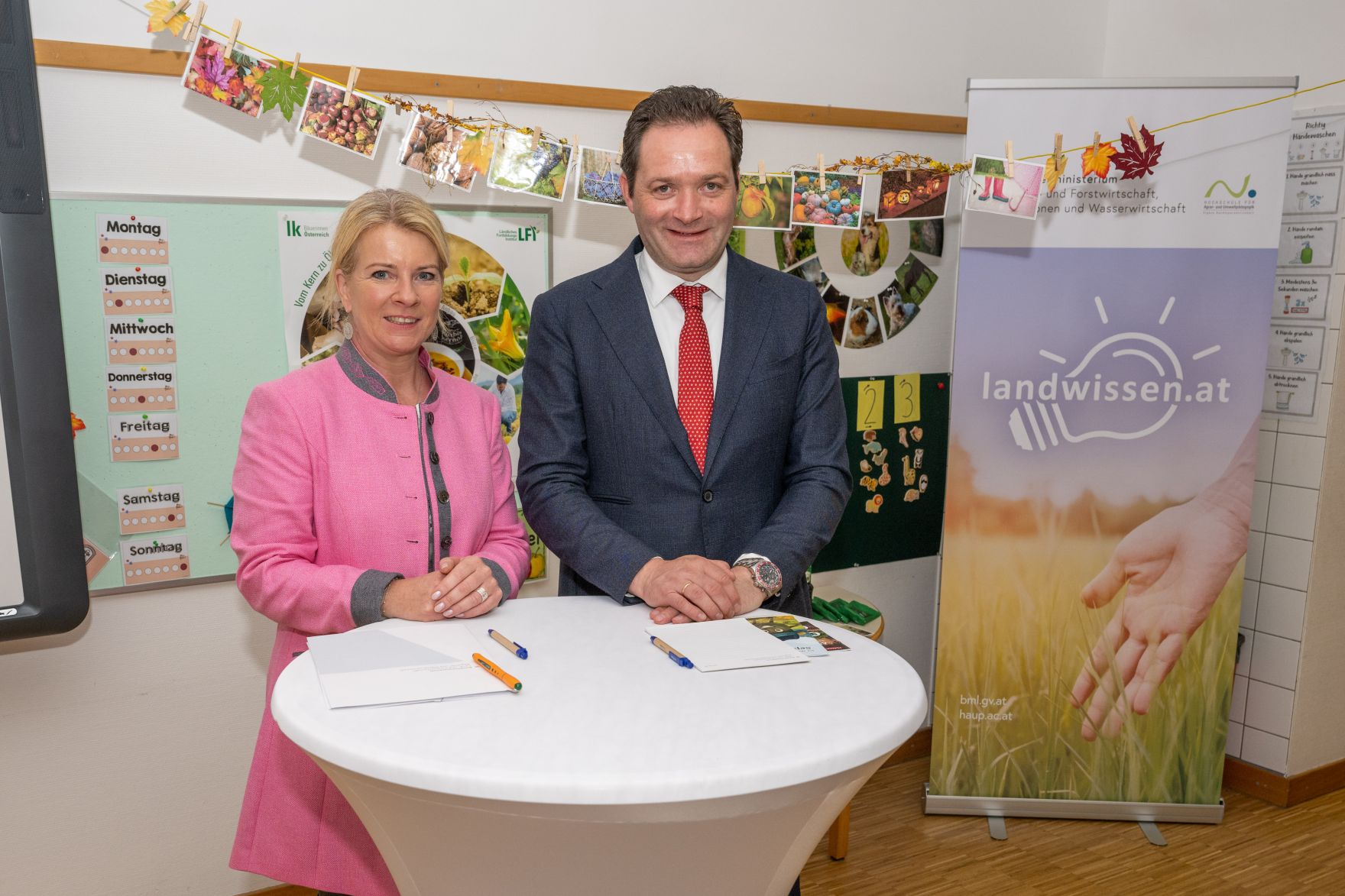 Gepr&uuml;fte Bildungsmaterialen zu Landwirtschaft, Lebensmittel, Wald und Wasser: Landwirtschaftsminister Norbert Totschnig und Bundesb&auml;uerin Irene Neumann-Hartberger stellten in der Ganztagsvolksschule die neue Plattform Landwissen.at vor.