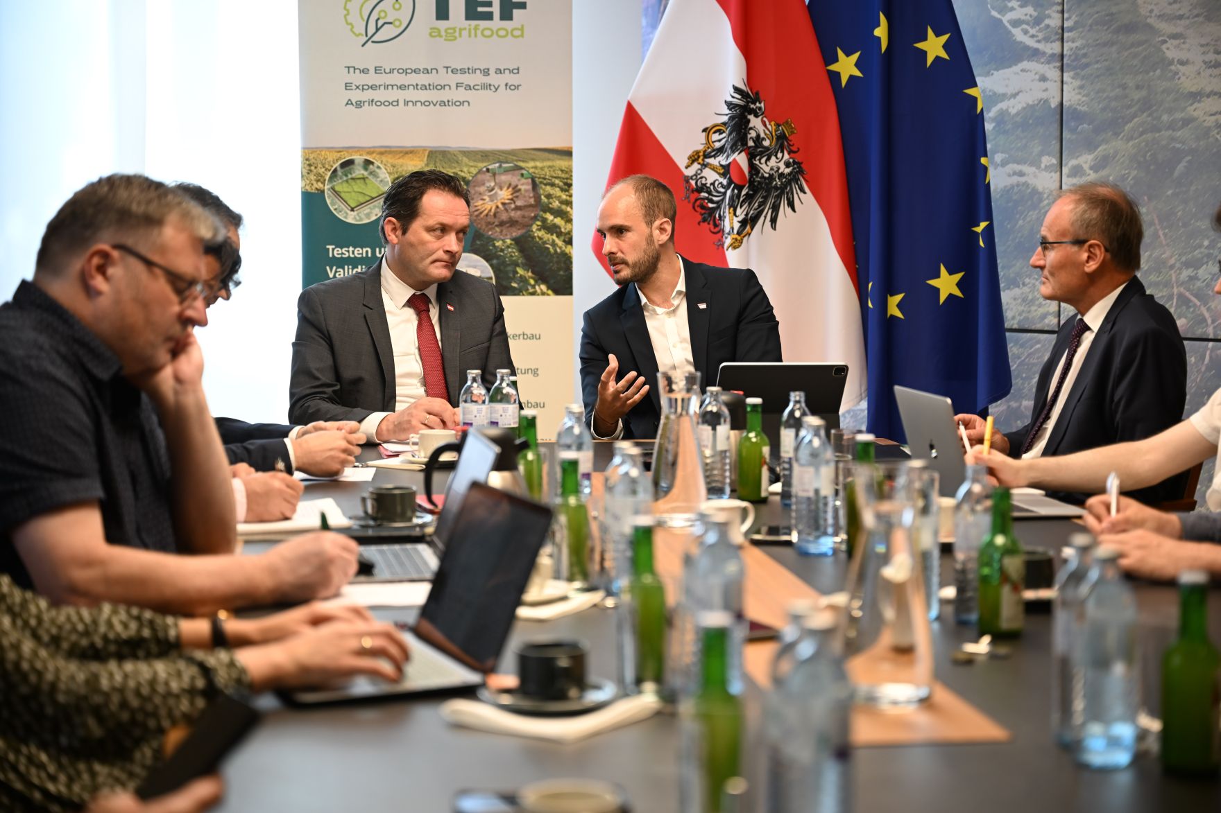 Digitalisierung und k&uuml;nstliche Intelligenz: Landwirtschaftsminister Norbert Totschnig und Digitalisierungsstaatssekret&auml;r Florian Tursky haben gemeinsam mit dem Leiter der Innovation Farm, Heinrich Prankl, das Projekt AgrifoodTEF vorgestellt.