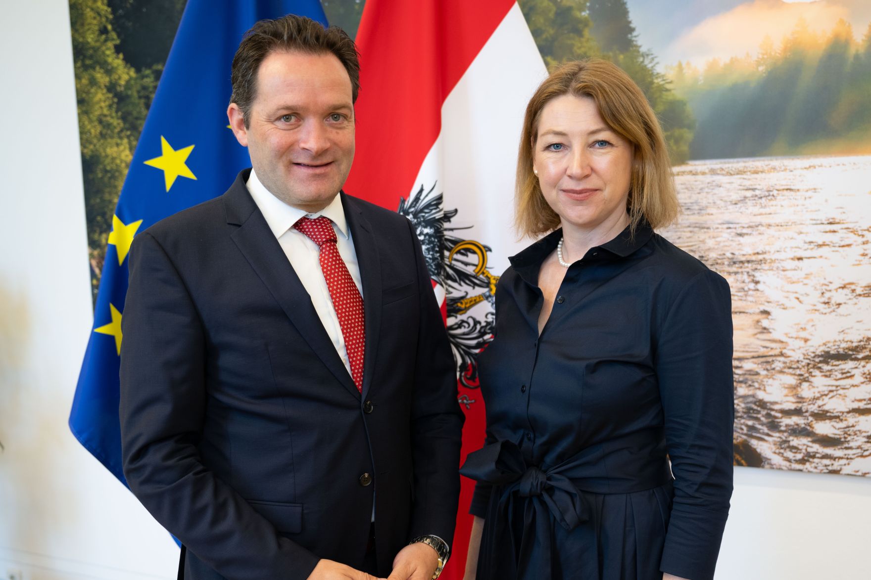 RHP_4460_2.jpg Zu einem Arbeitsgespräch trafen sich Herr Bundesminister Norbert Totschnig und Dr. Verena Ehold vom Umweltbundesamt im Regierungsgebäude.