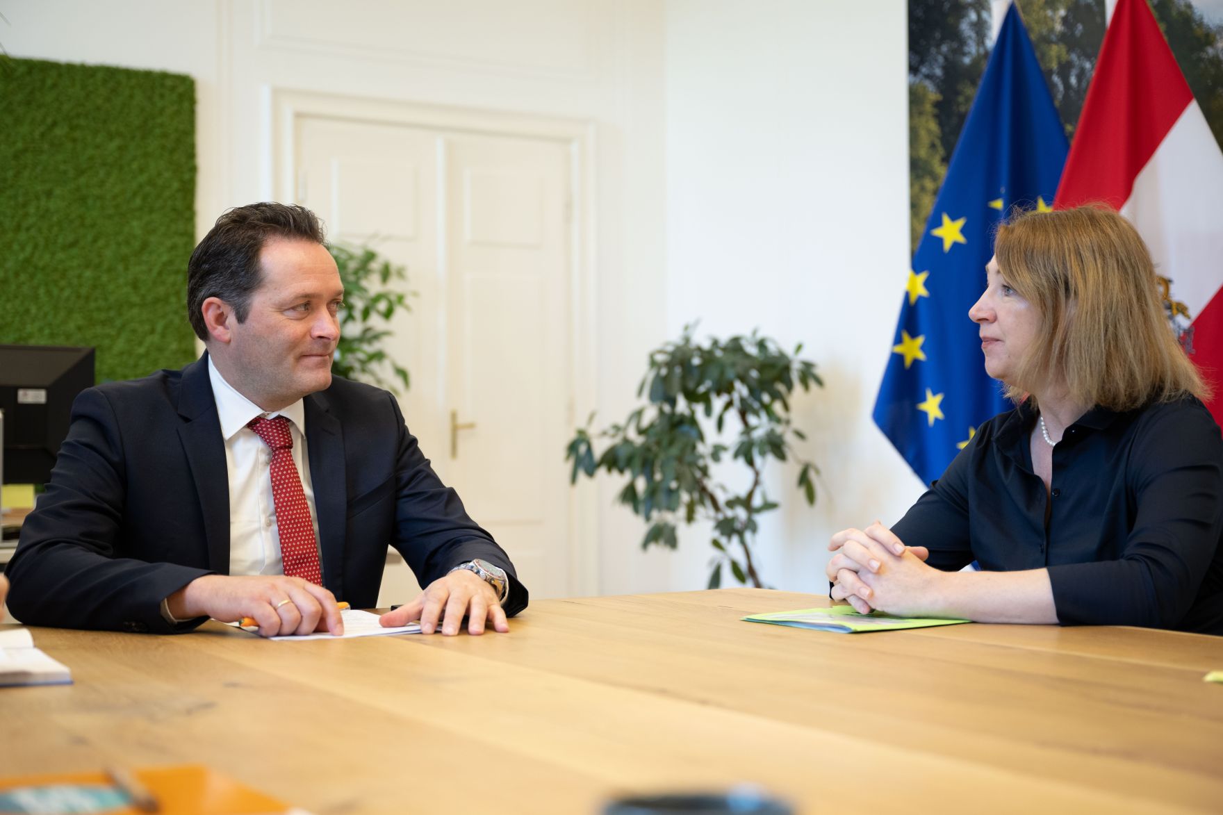 RHP_4485.jpg Zu einem Arbeitsgespräch trafen sich Herr Bundesminister Norbert Totschnig und Dr. Verena Ehold vom Umweltbundesamt im Regierungsgebäude.