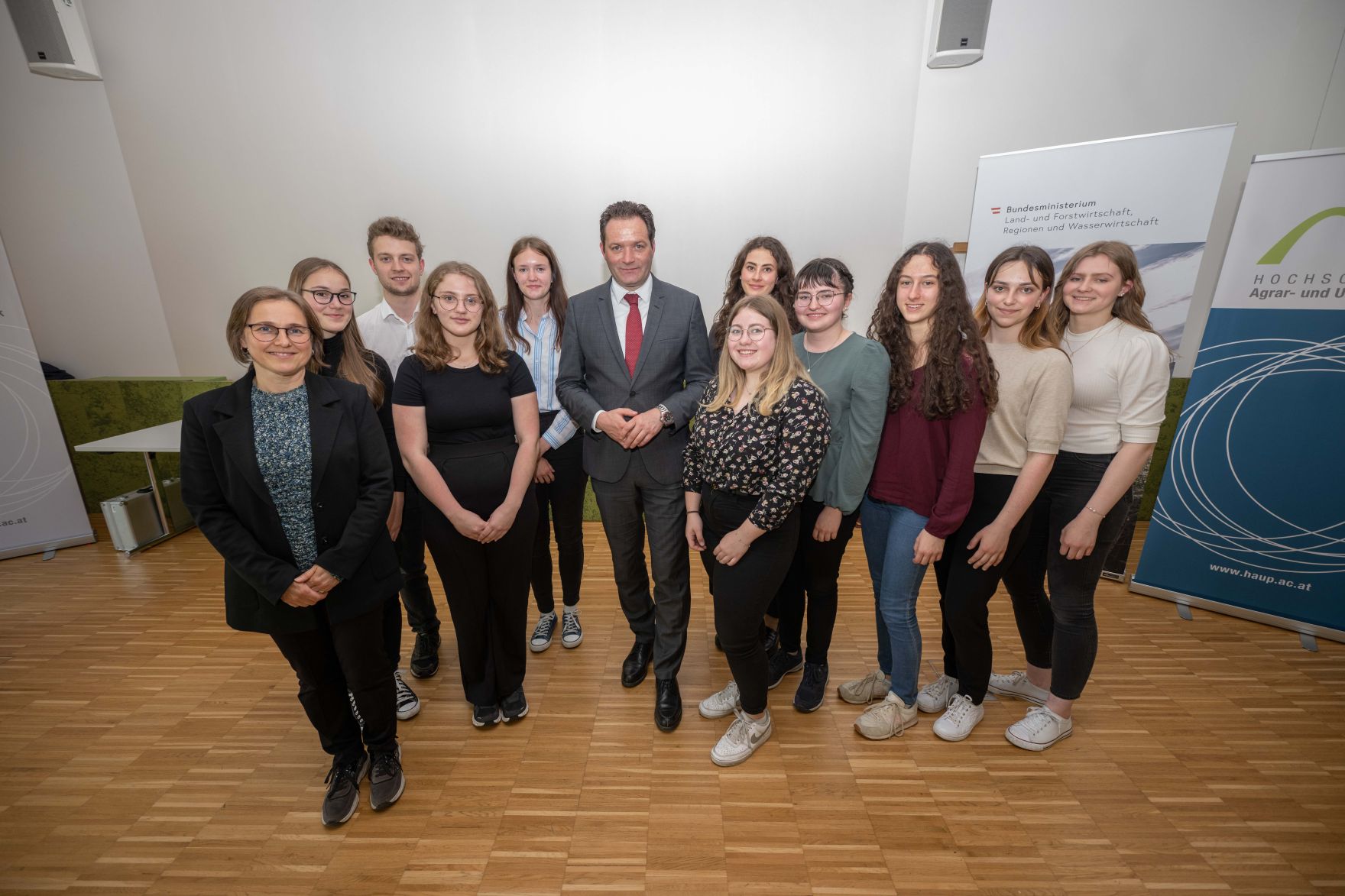 RHP_5684.jpg Am Europa-SchülerInnen-Tag in der Hochschule für Agrar- und Umweltpädagogik besuchte Herr Bundesminister Totschnig die Veranstaltung Die Schülerinnen und Schüler verschiedenster Schulen hatten die Möglichkeit dem Bundesminister fragen zu stellen, welche er auch direkt beantwortete.