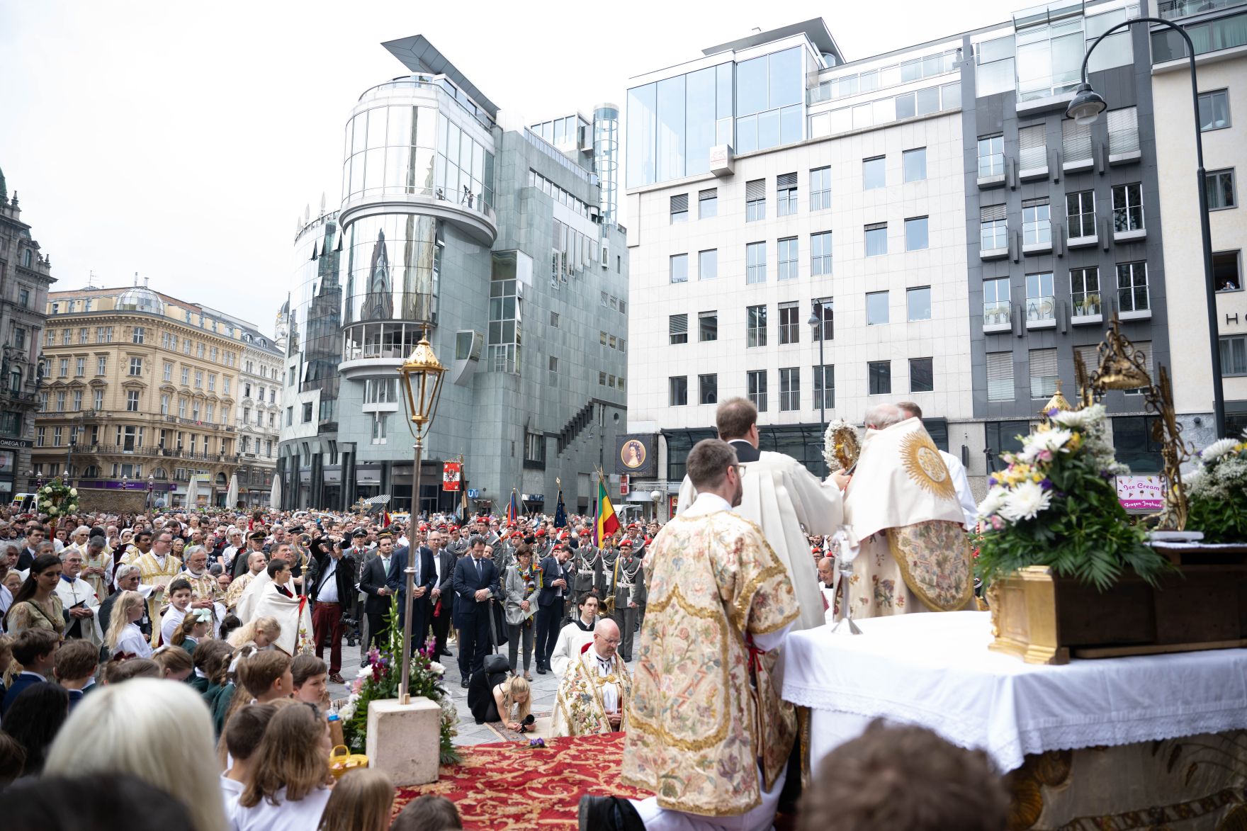 RHP_4101.jpg Am 8. Juni 2023 fand das Fronleichnamsfest im Stephansdom in Wien statt. Herr Bundesminister Norbert Totschnig besuchte die Messe und ging auch bei der Fronleichnamsprozession durch die Stadt mit.