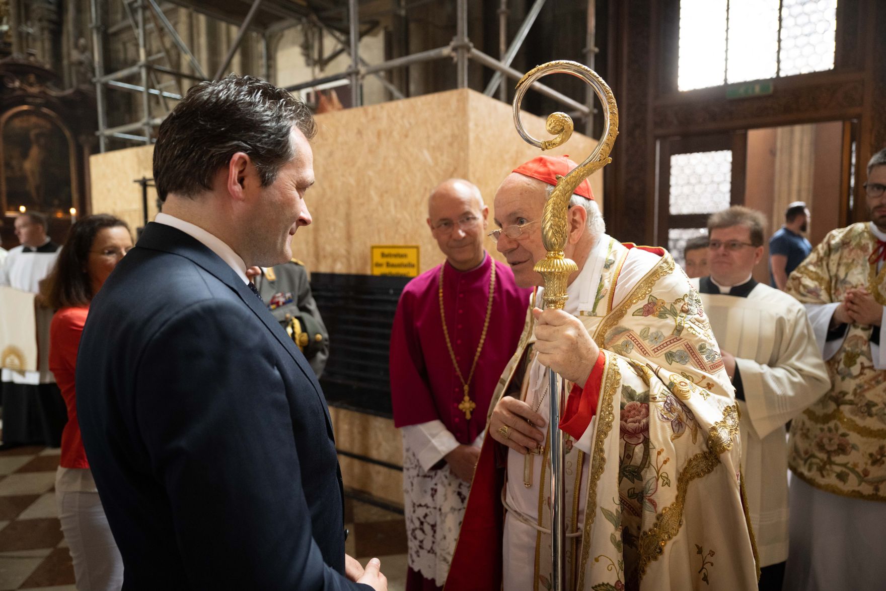 RHP_4358.jpg Am 8. Juni 2023 fand das Fronleichnamsfest im Stephansdom in Wien statt. Herr Bundesminister Norbert Totschnig besuchte die Messe und ging auch bei der Fronleichnamsprozession durch die Stadt mit.
