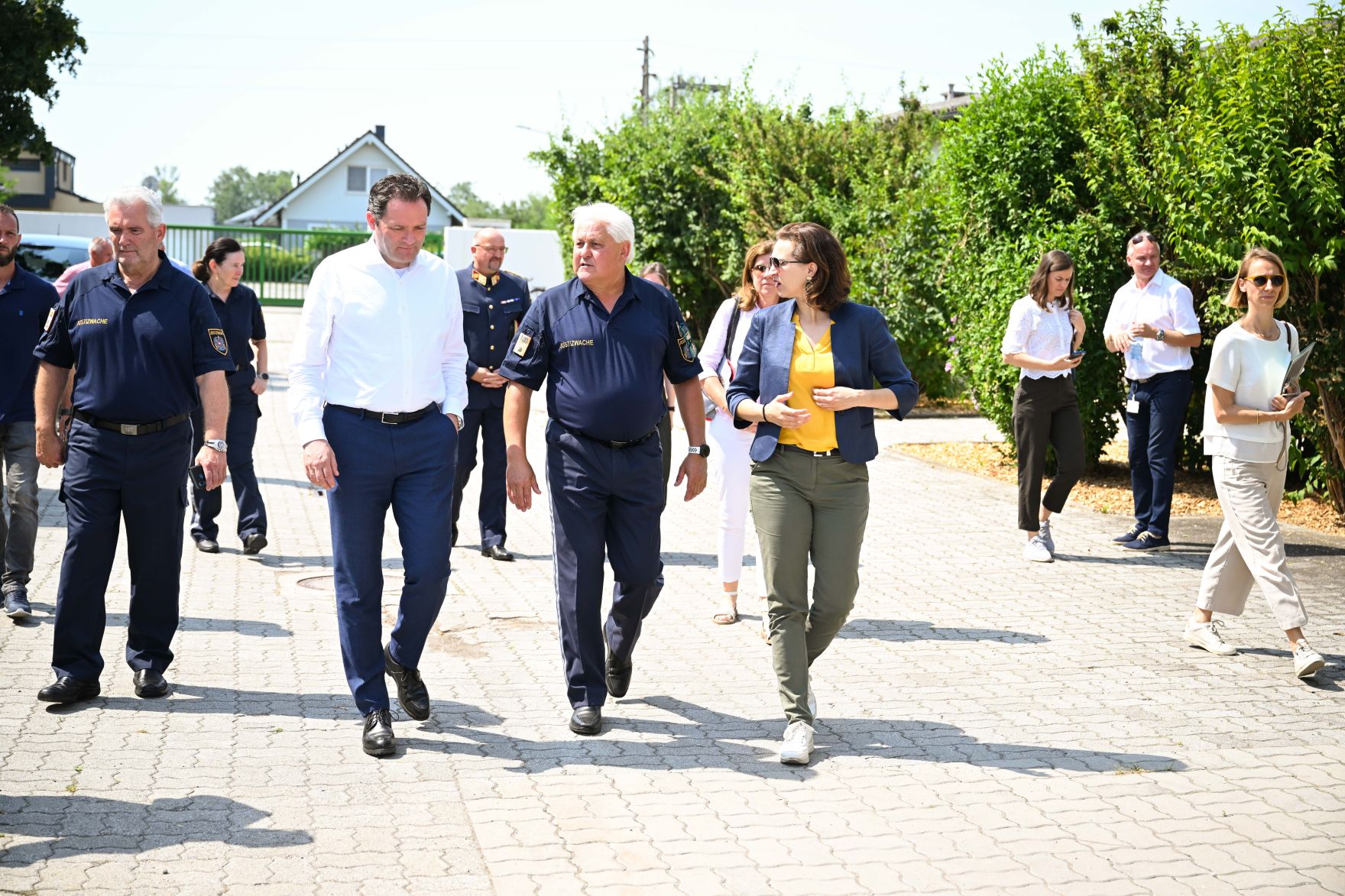 RHP_5381.jpg Herr Bundesminister Totschnig und Frau Bundesministerin Zadic besuchten die Justizanstalt in Hirtenberg.Hier wird ein landwirtschaftlicher Betrieb geführt, welcher unter anderem durch die Insassen bewirtschaftet wird.
