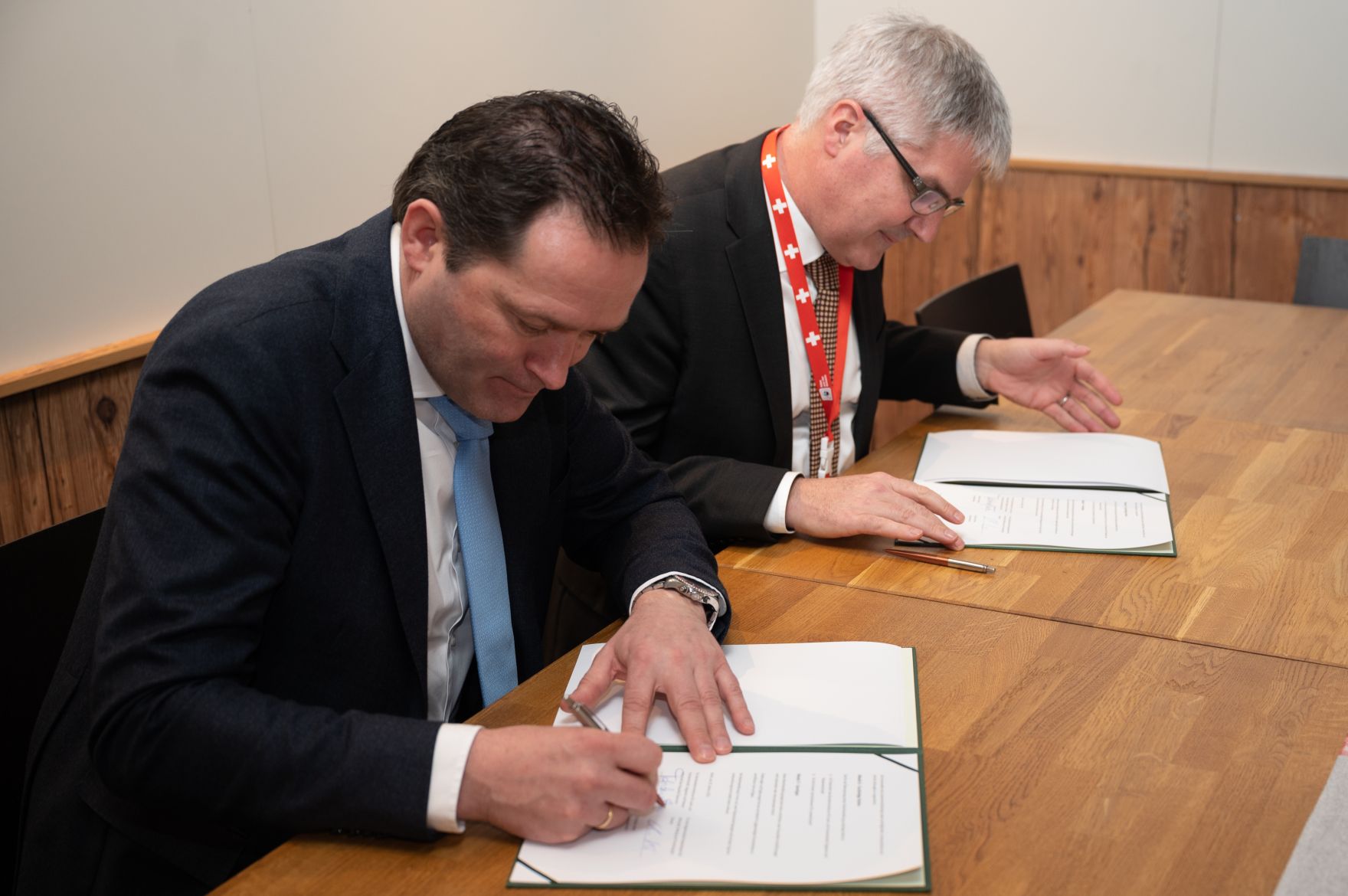 RHP_9888.jpg Bei der Internationalen Grünen Woche in Berlin unterzeichnete Landwirtschaftsminister Norbert Totschnig gemeinsam mit dem Schweizer Direktor des Bundesamtes für Landwirtschaft, Christian Hofer, eine Absichtserklärung zum Start eines neuen Landwirtschaftsdialogs.