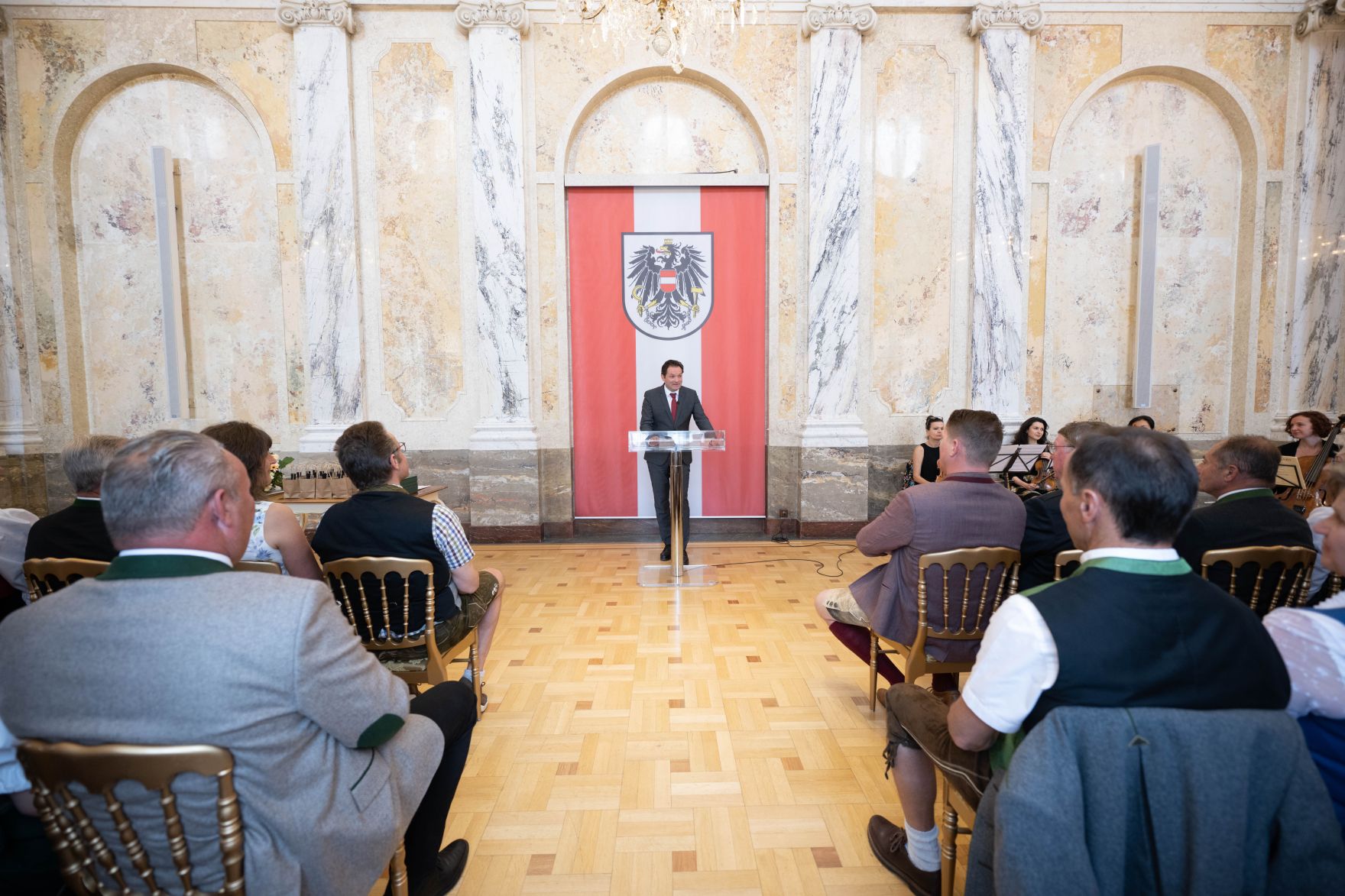 RHP_1840.jpg Am 5. Juni hat Bundesminister Norbert Totschnig im Marmorsaal des Regierungsgebäudes in Wien die Berufstitel Ökonomierat/Ökonomierätin verliehen.