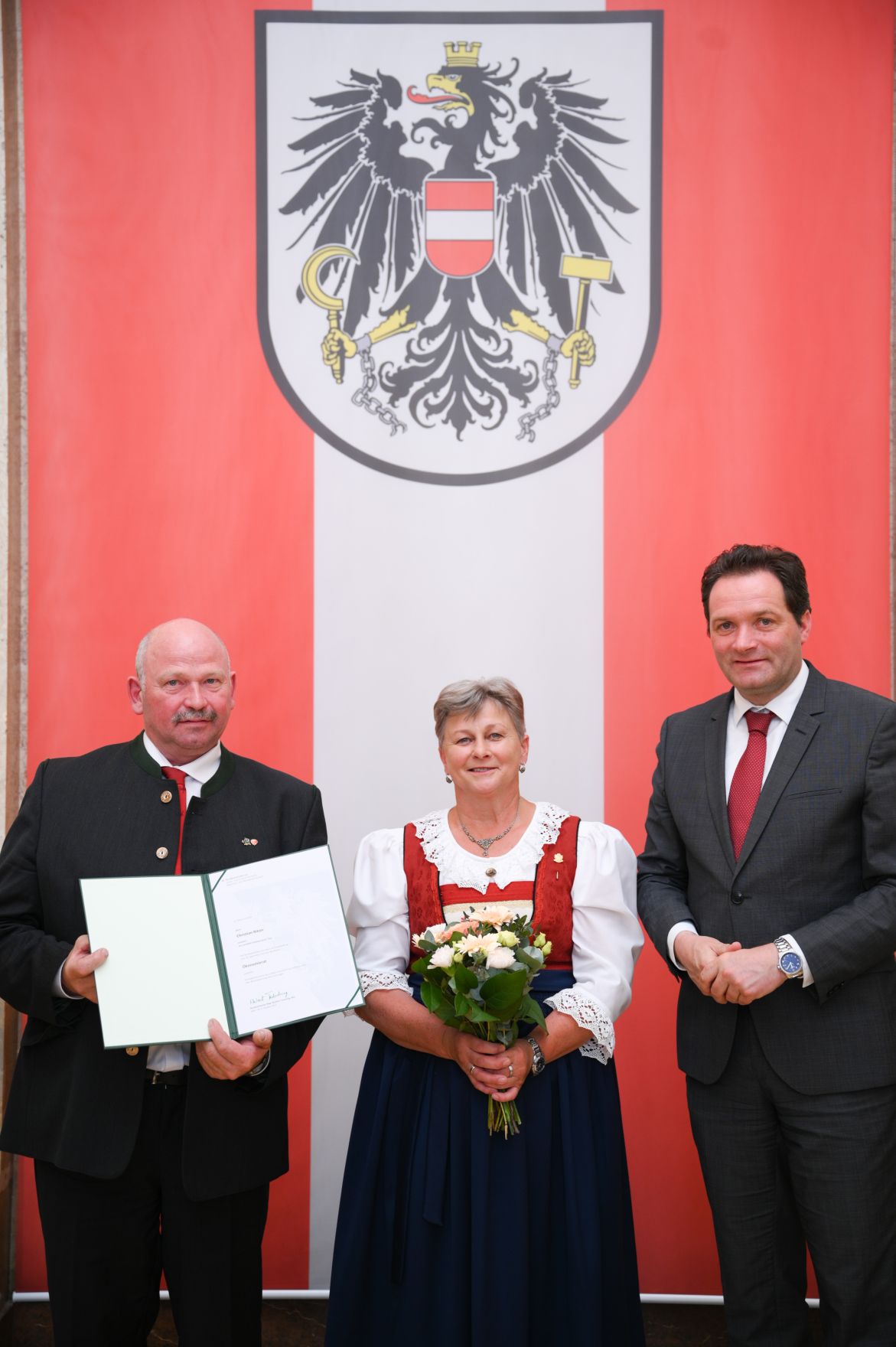 RHP_8441.jpg Am 5. Juni hat Bundesminister Norbert Totschnig im Marmorsaal des Regierungsgebäudes in Wien die Berufstitel Ökonomierat/Ökonomierätin verliehen.