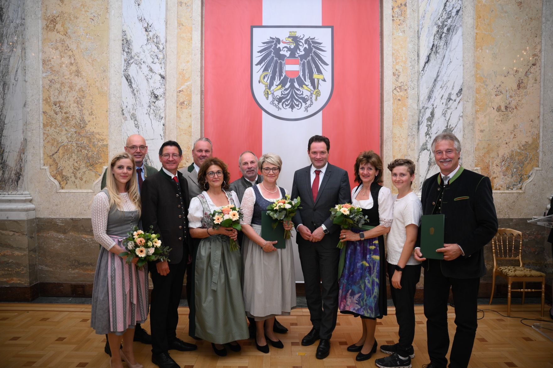 RHP_8453.jpg Am 5. Juni hat Bundesminister Norbert Totschnig im Marmorsaal des Regierungsgebäudes in Wien die Berufstitel Ökonomierat/Ökonomierätin verliehen.