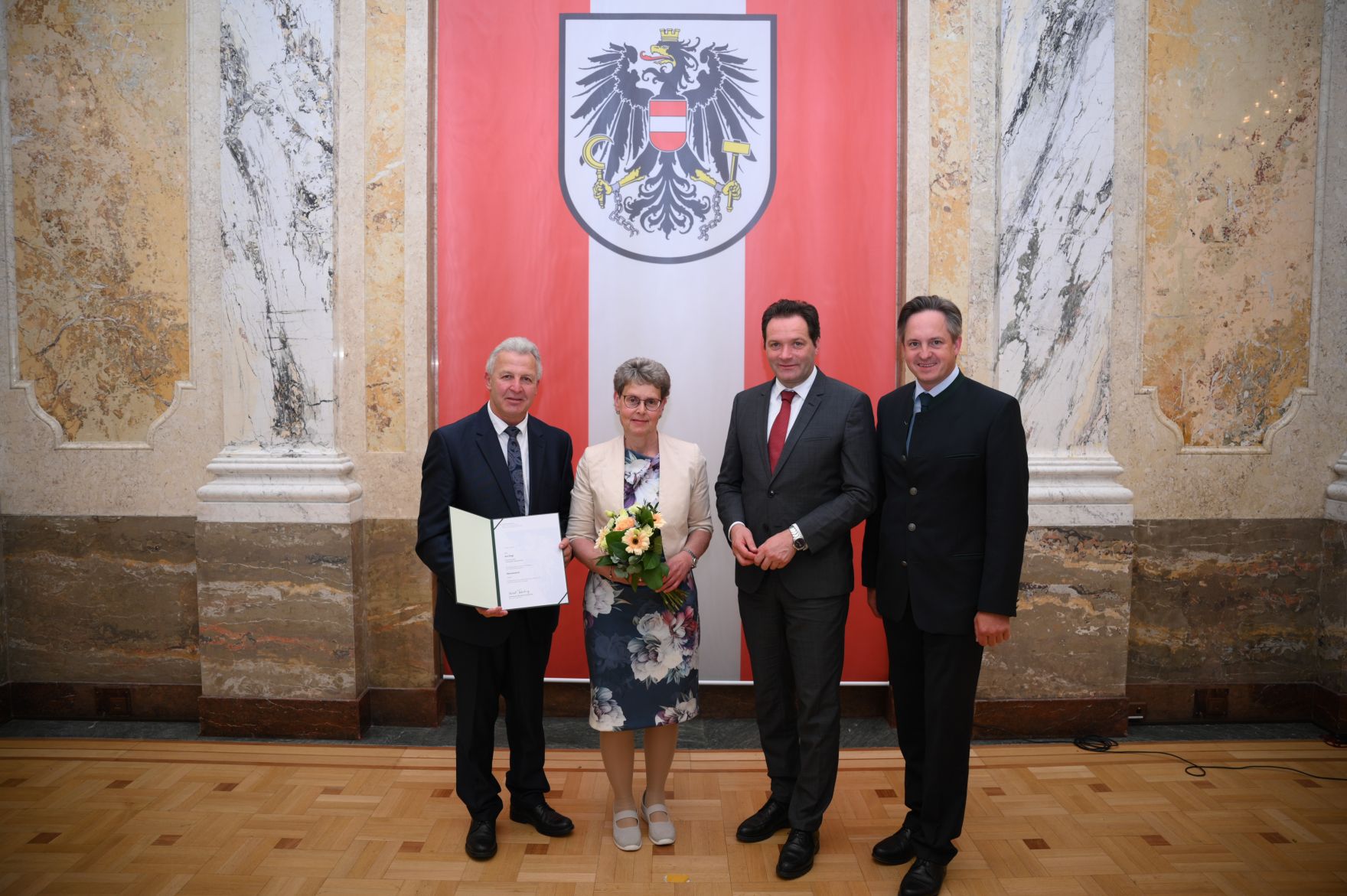 RHP_8455.jpg Am 5. Juni hat Bundesminister Norbert Totschnig im Marmorsaal des Regierungsgebäudes in Wien die Berufstitel Ökonomierat/Ökonomierätin verliehen.