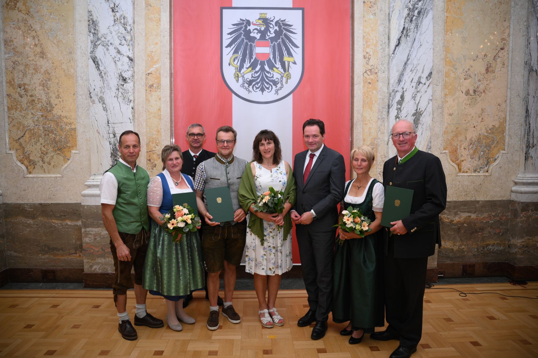 RHP_8457.jpg Am 5. Juni hat Bundesminister Norbert Totschnig im Marmorsaal des Regierungsgebäudes in Wien die Berufstitel Ökonomierat/Ökonomierätin verliehen.